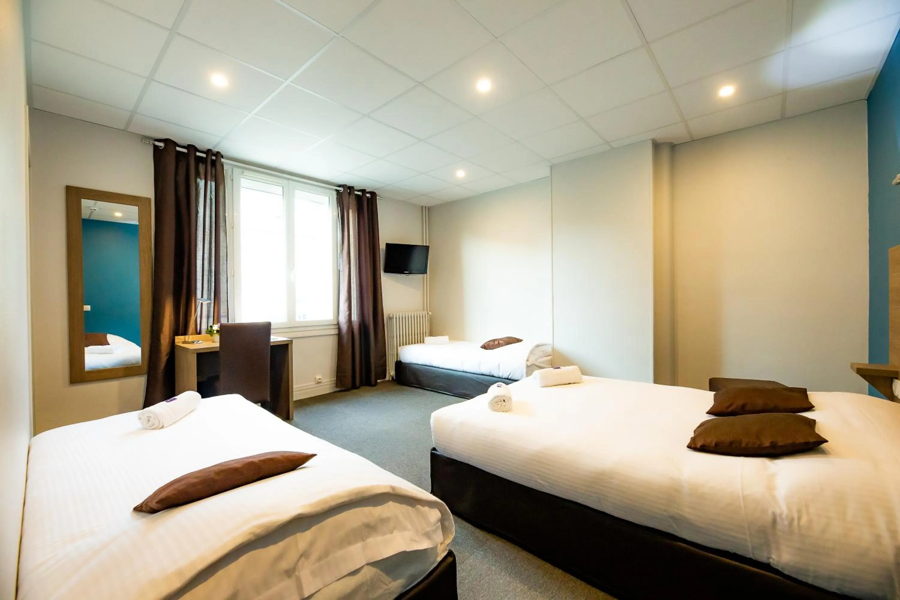 Property building, Bed in Logis Hotel Du Chateau