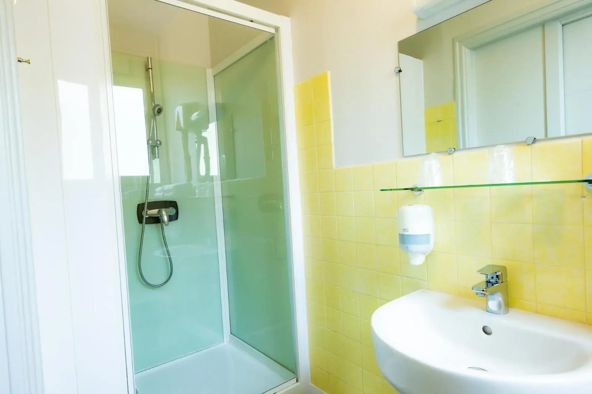 Quadruple Room with Shower in Logis Hotel Du Chateau Quadruple Room with Shower in Logis Hotel Du Chateau