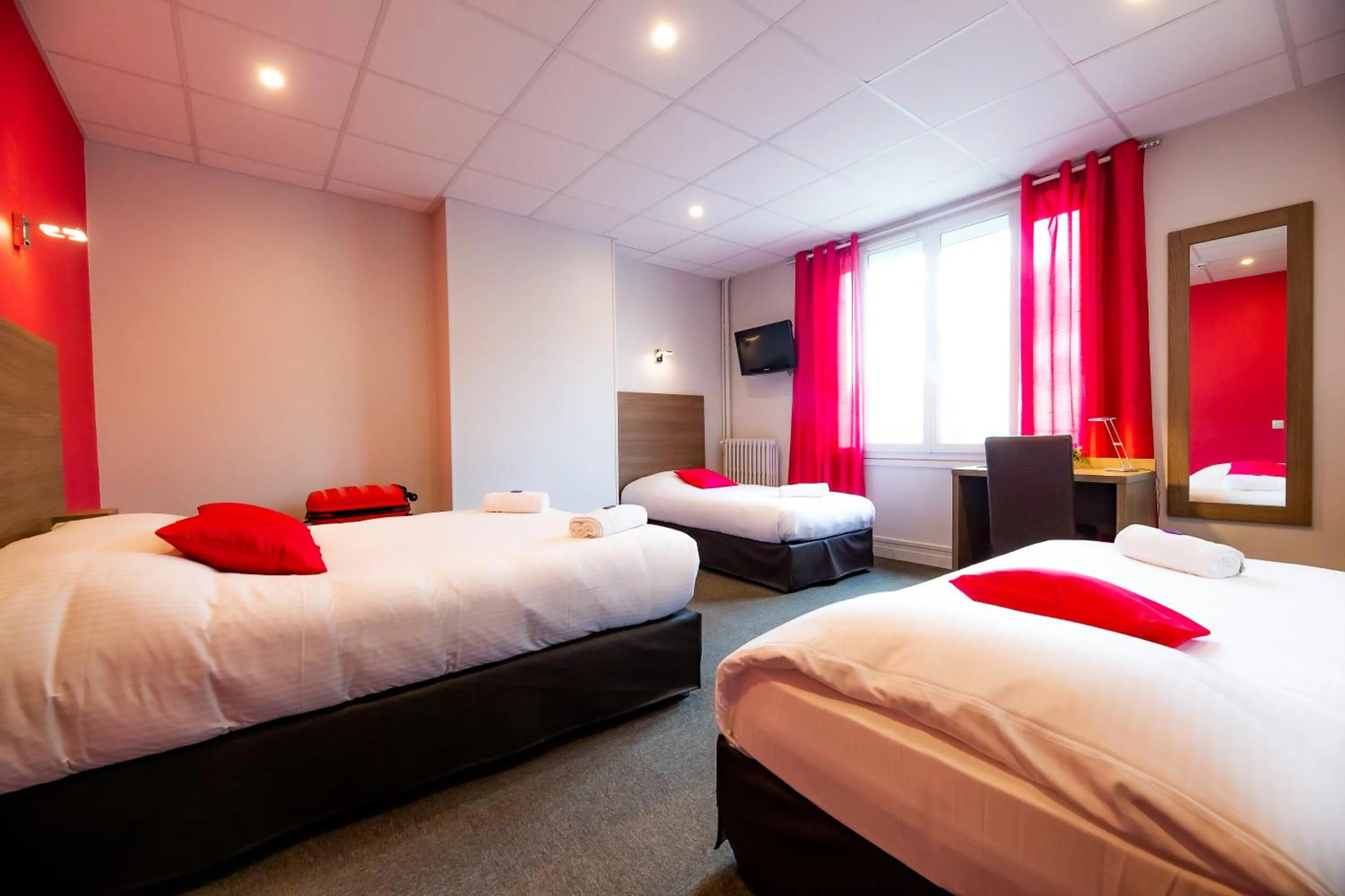 Property building, Bed in Logis Hotel Du Chateau