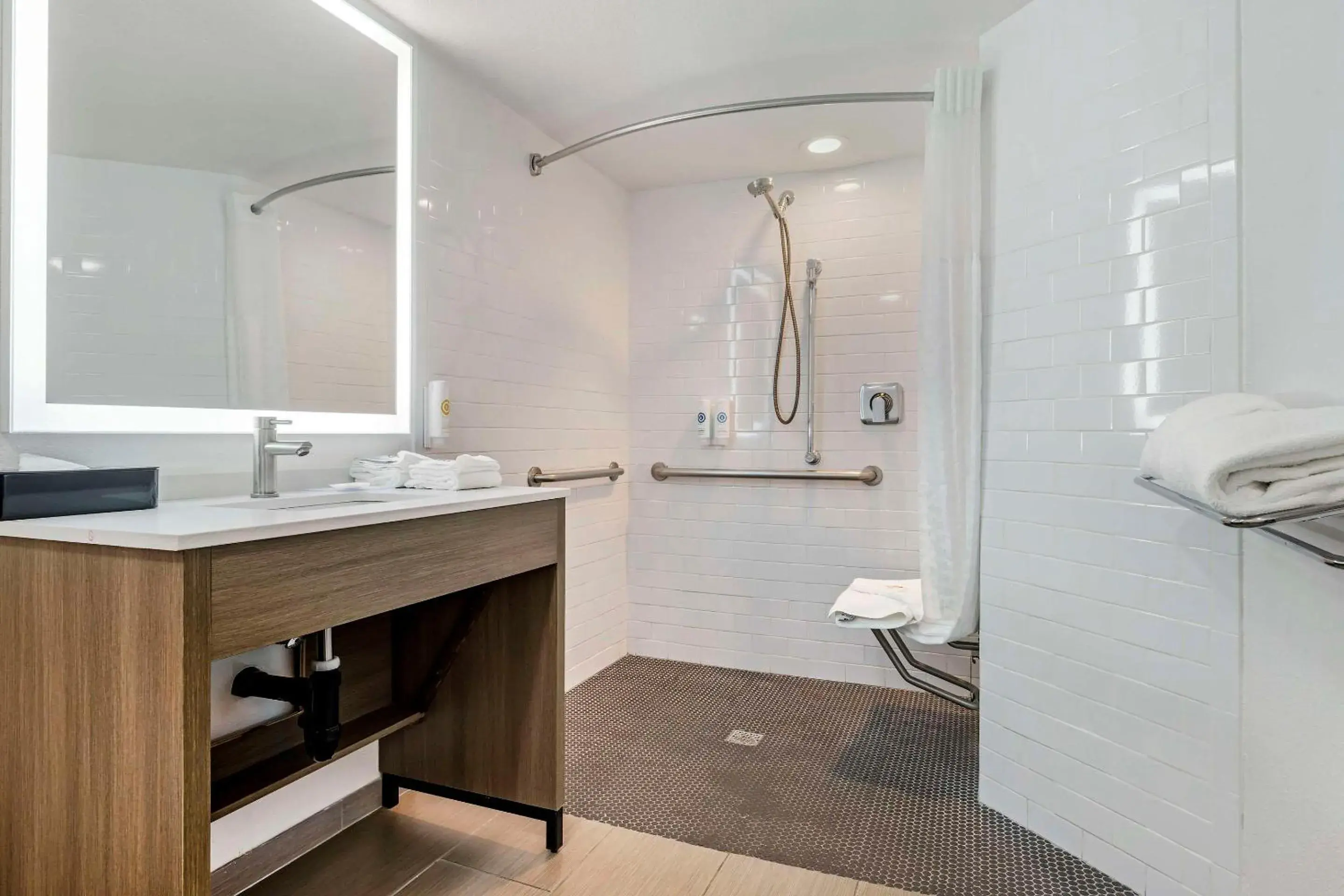 King Room Disability Access - Free Parking Breakfast Included in Comfort Inn Sea World Area King Room Disability Access - Free Parking Breakfast Included in Comfort Inn Sea World Area