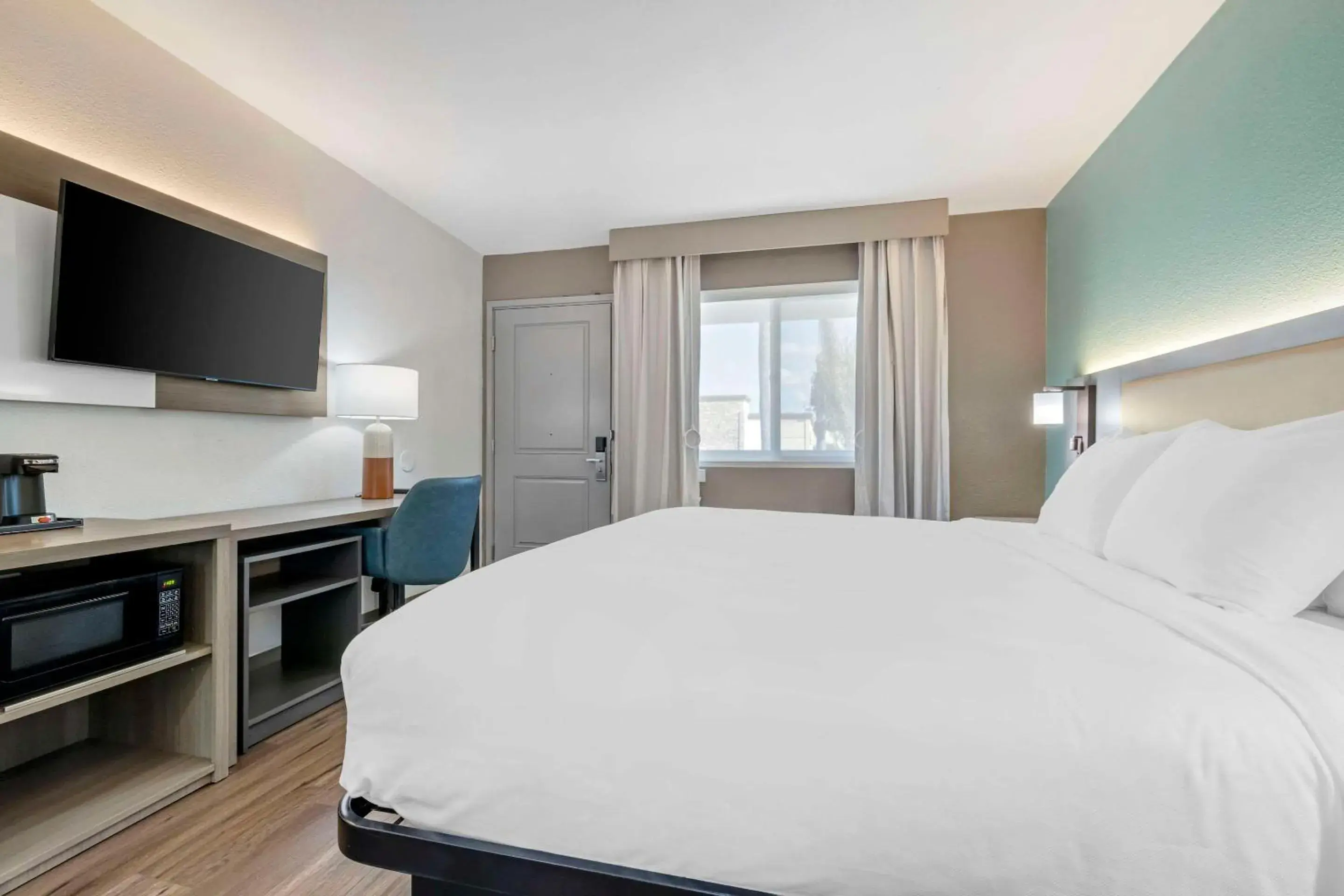 King Room - Free Parking Breakfast Included in Comfort Inn Sea World Area King Room - Free Parking Breakfast Included in Comfort Inn Sea World Area