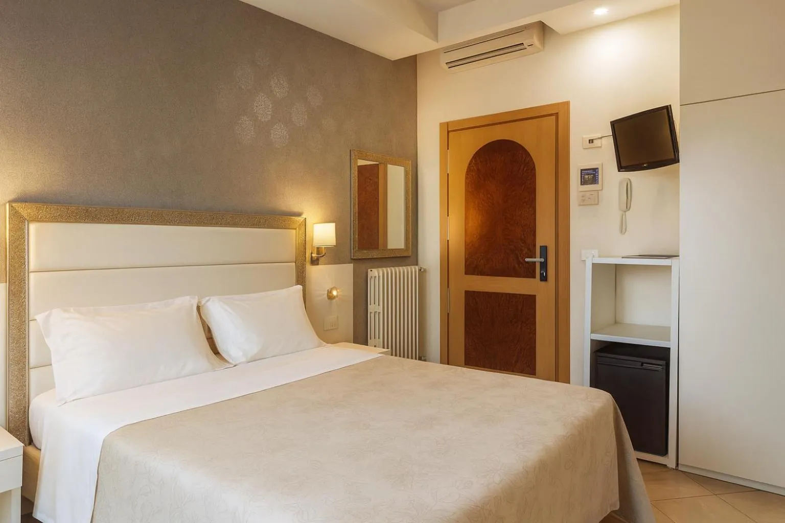 Bedroom, Bed in ELISABETTA hotel