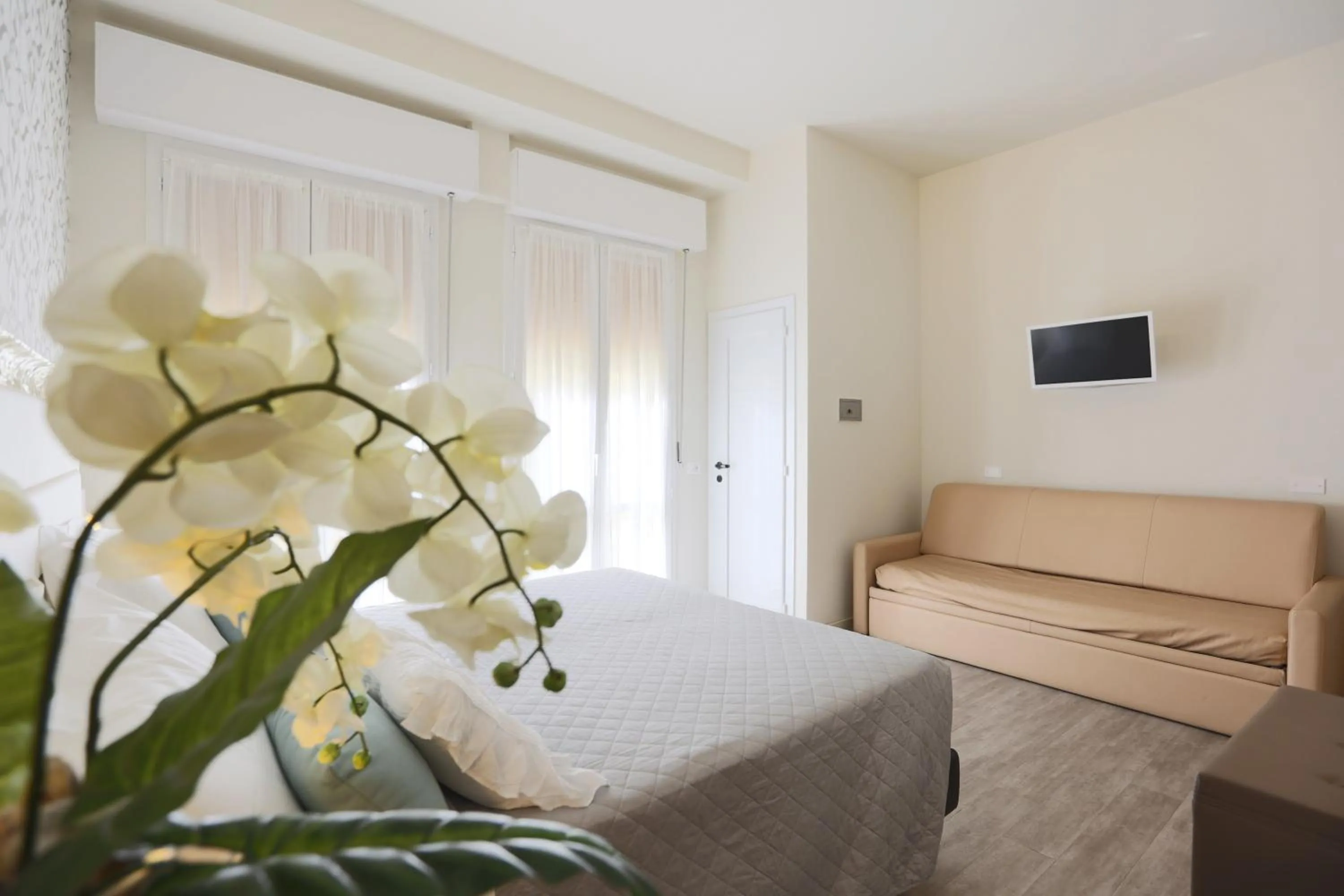 Communal lounge/ TV room, Bed in ELISABETTA hotel