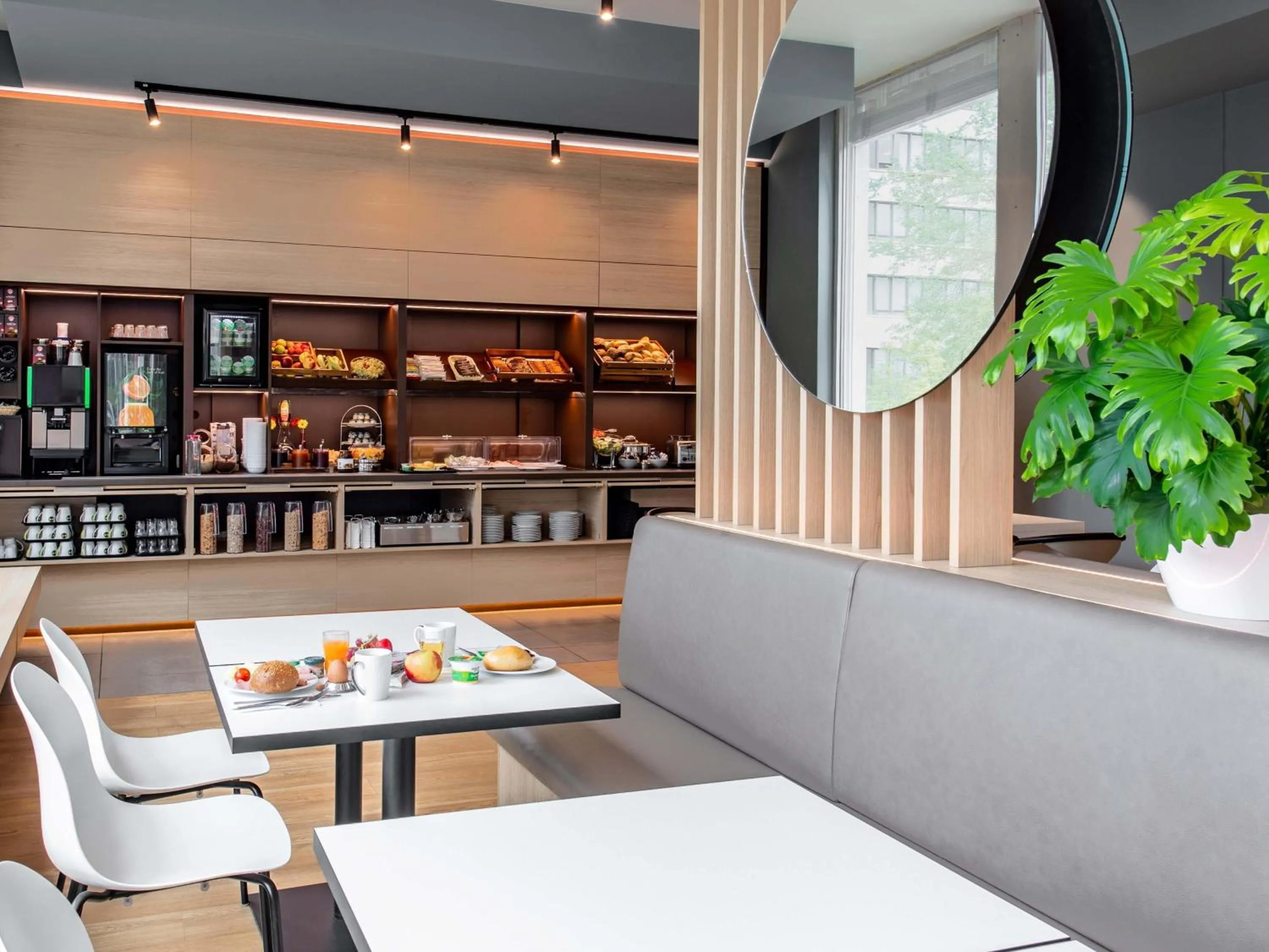 Lounge or bar in B&B Hotel Nürnberg-Hbf