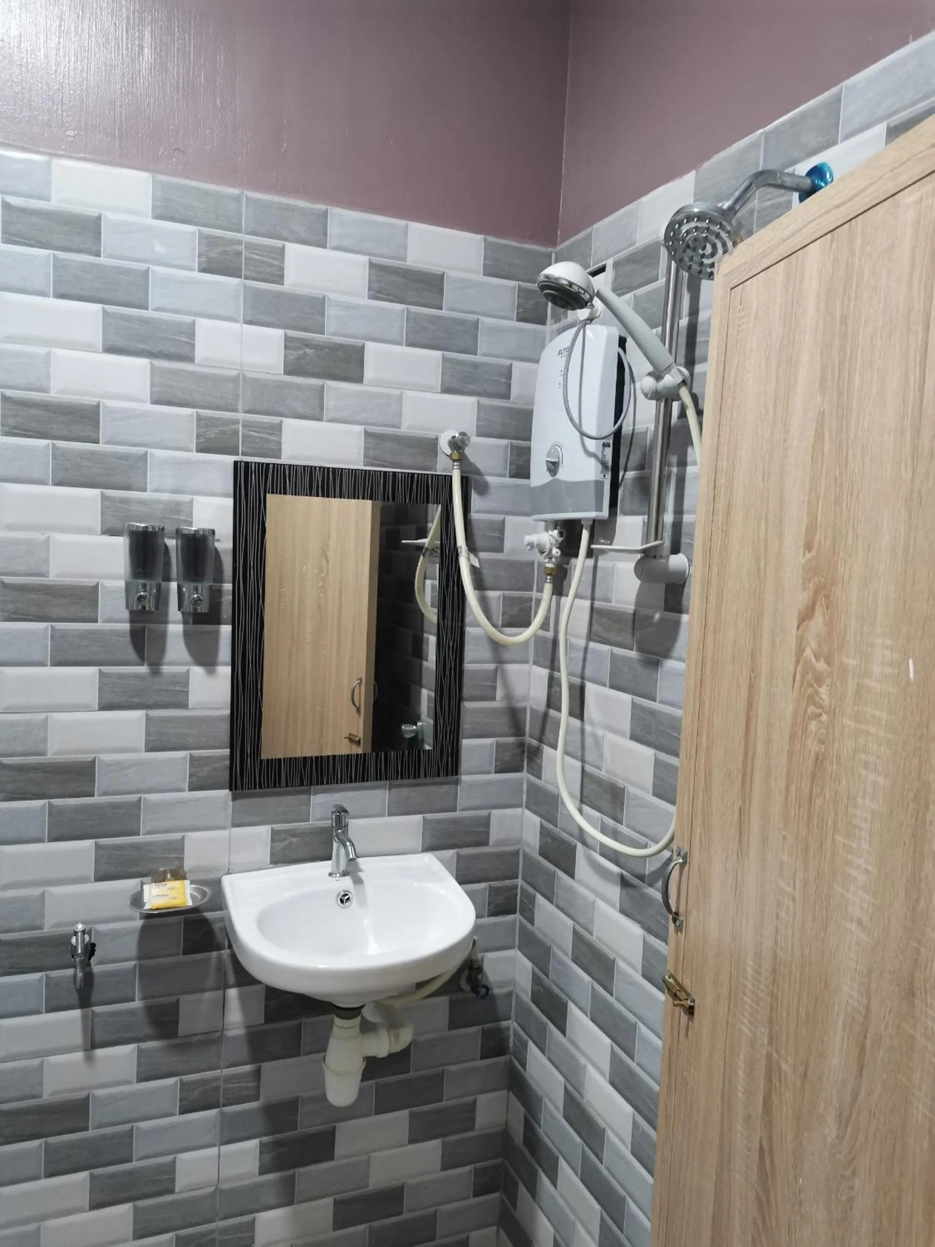 Bathroom in OYO Home 90348 Inspire Rooms