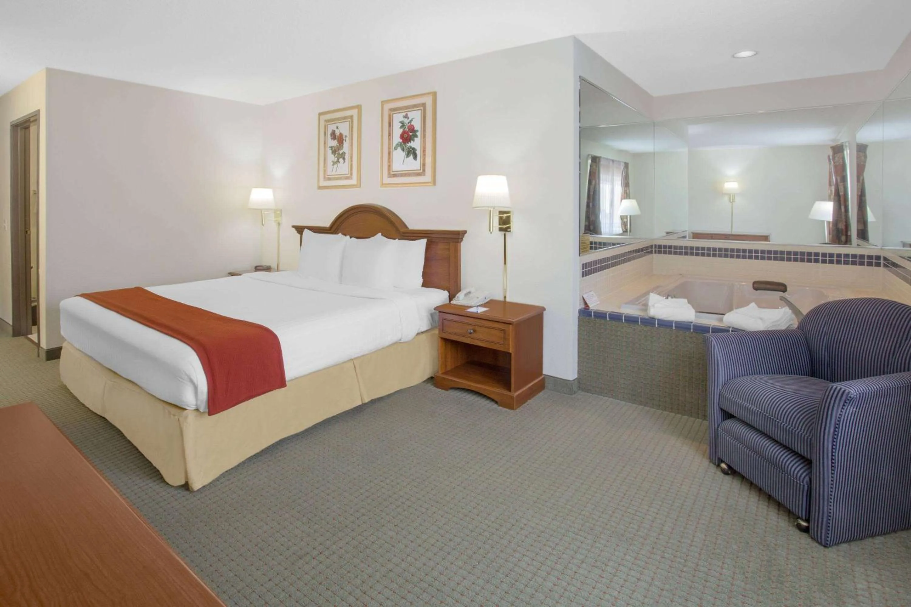 King Suite - Non-Smoking in Baymont by Wyndham Freeport