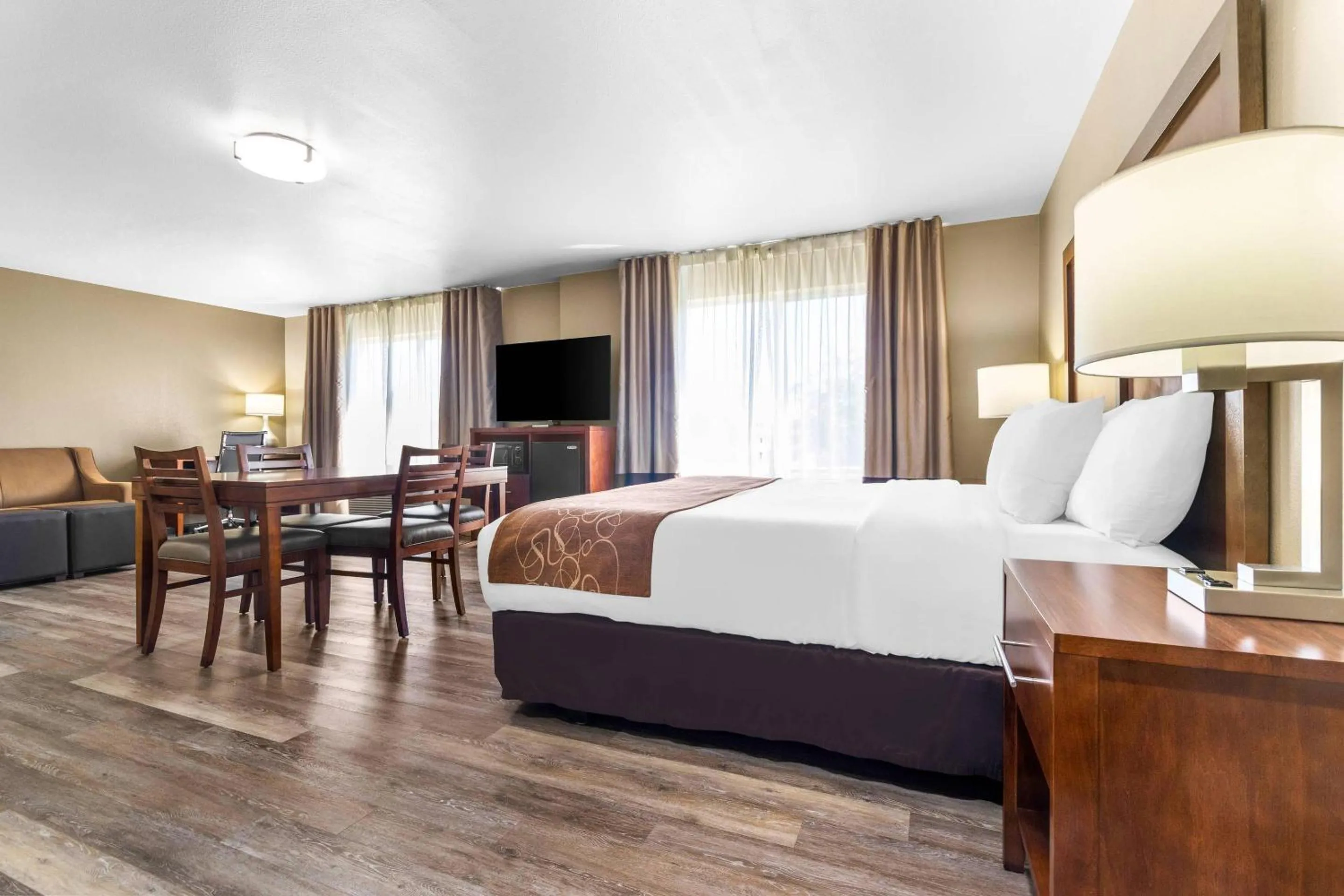 Bedroom, Bed in Comfort Suites