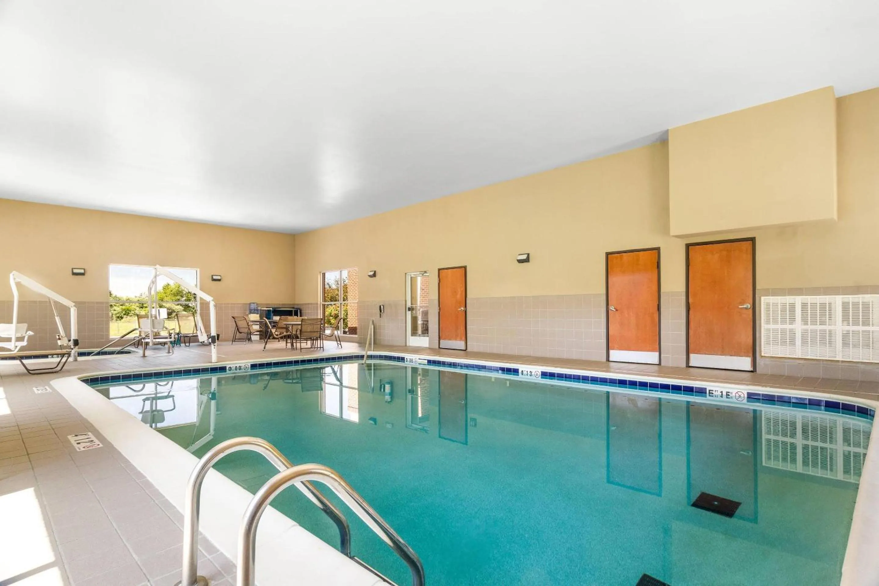 Swimming pool in Comfort Suites