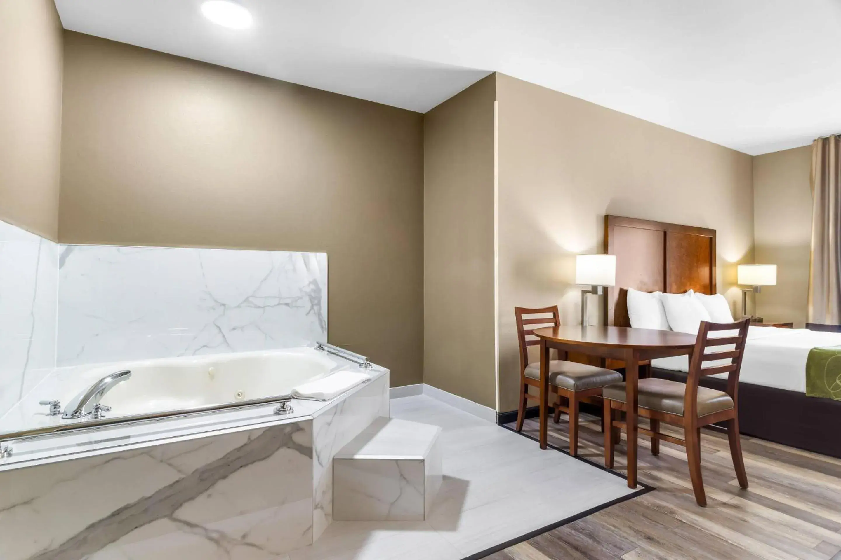 Bedroom, Bed in Comfort Suites Bedroom, Bed in Comfort Suites