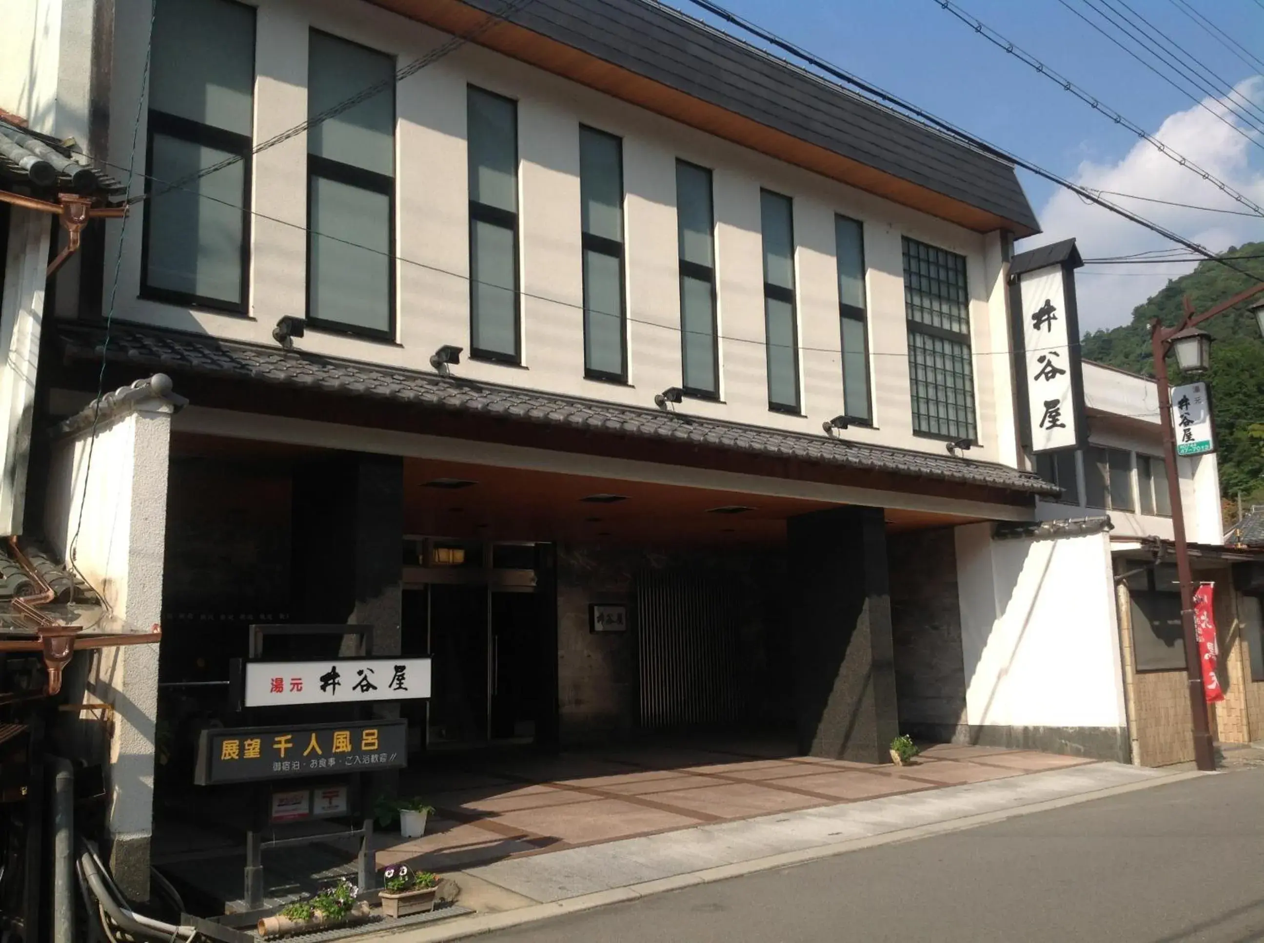 Facade/entrance in Itaniya Facade/entrance in Itaniya