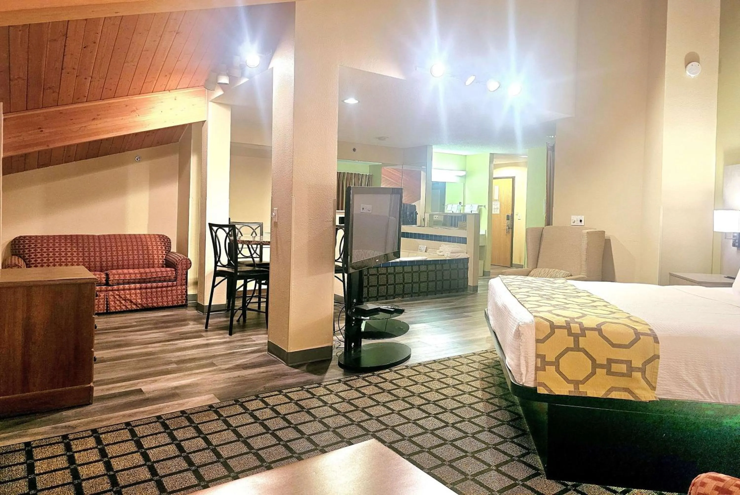 Photo of the whole room, Bed in Baymont by Wyndham Rolla