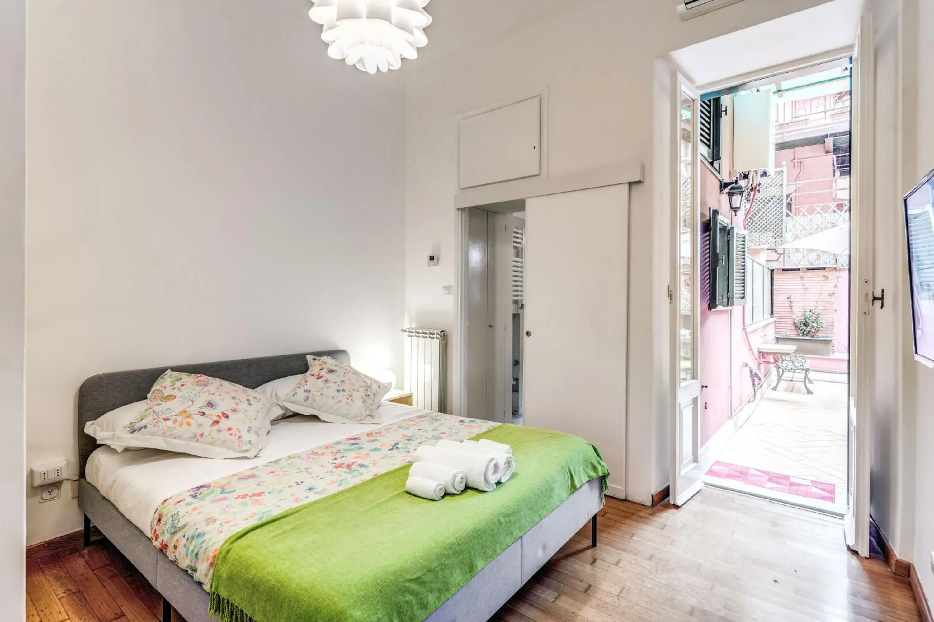 Deluxe Apartment in Elegant Apartment Behind the Colosseum Deluxe Apartment in Elegant Apartment Behind the Colosseum