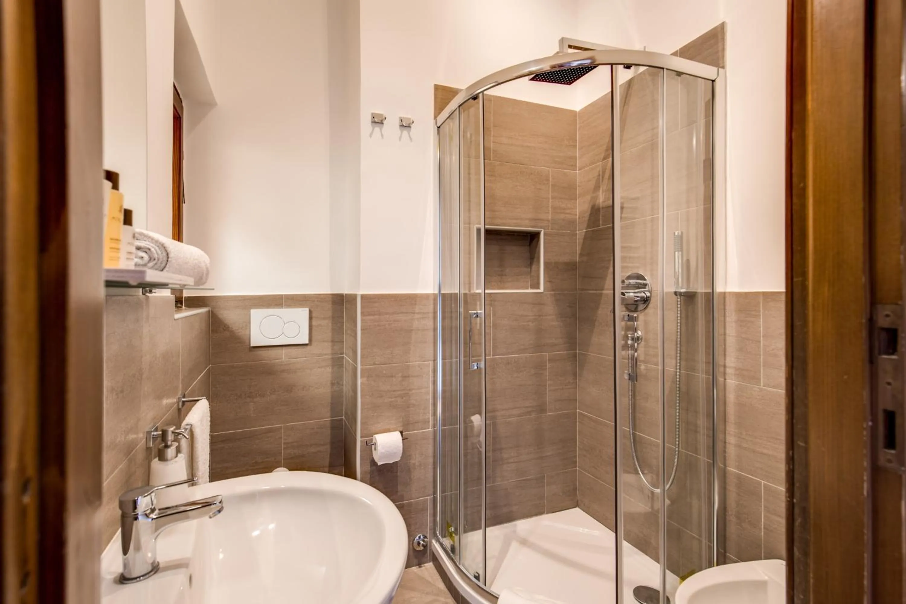 Bathroom in Elegant Apartment Behind the Colosseum