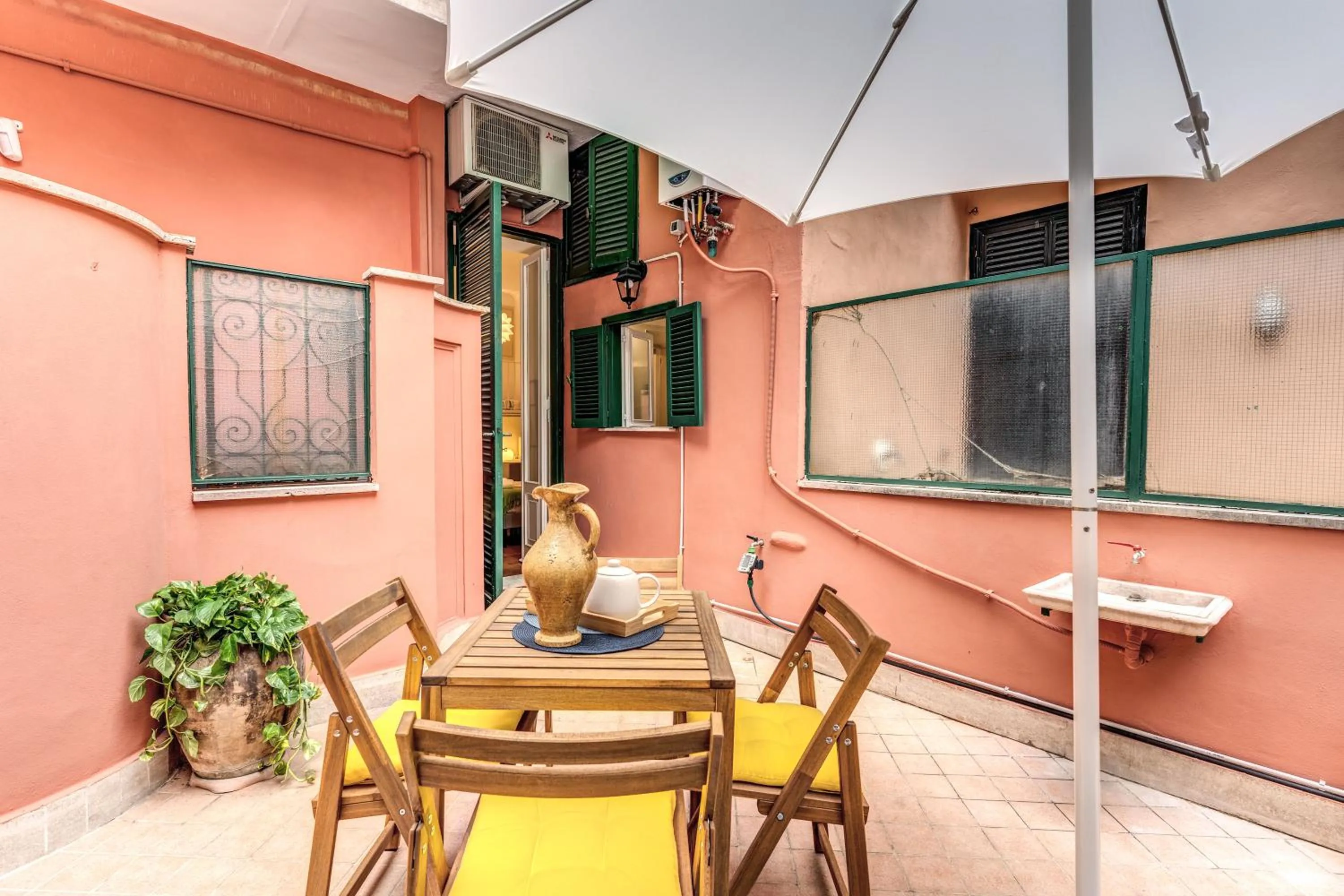 Patio in Elegant Apartment Behind the Colosseum