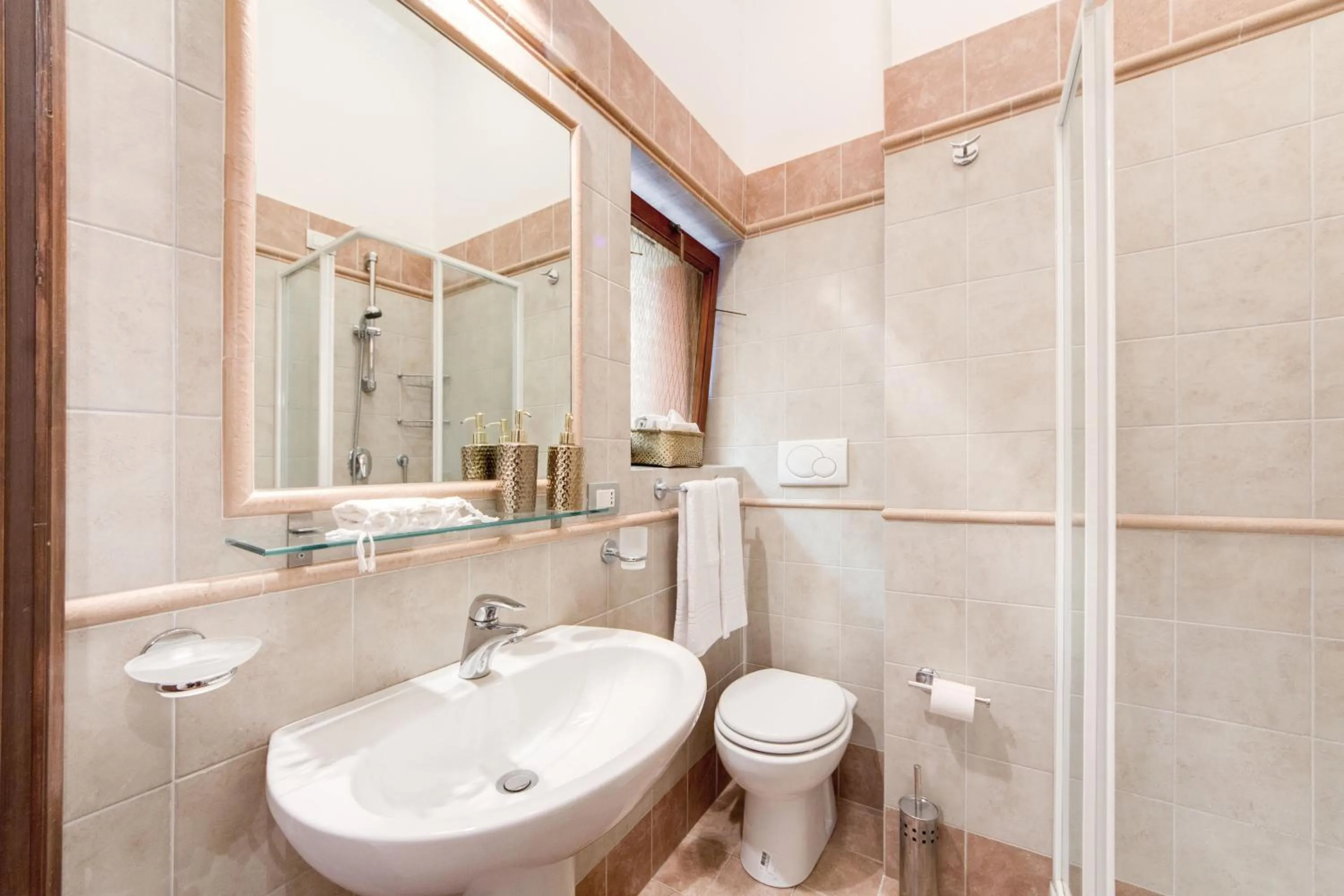 Bathroom in Elegant Apartment Behind the Colosseum
