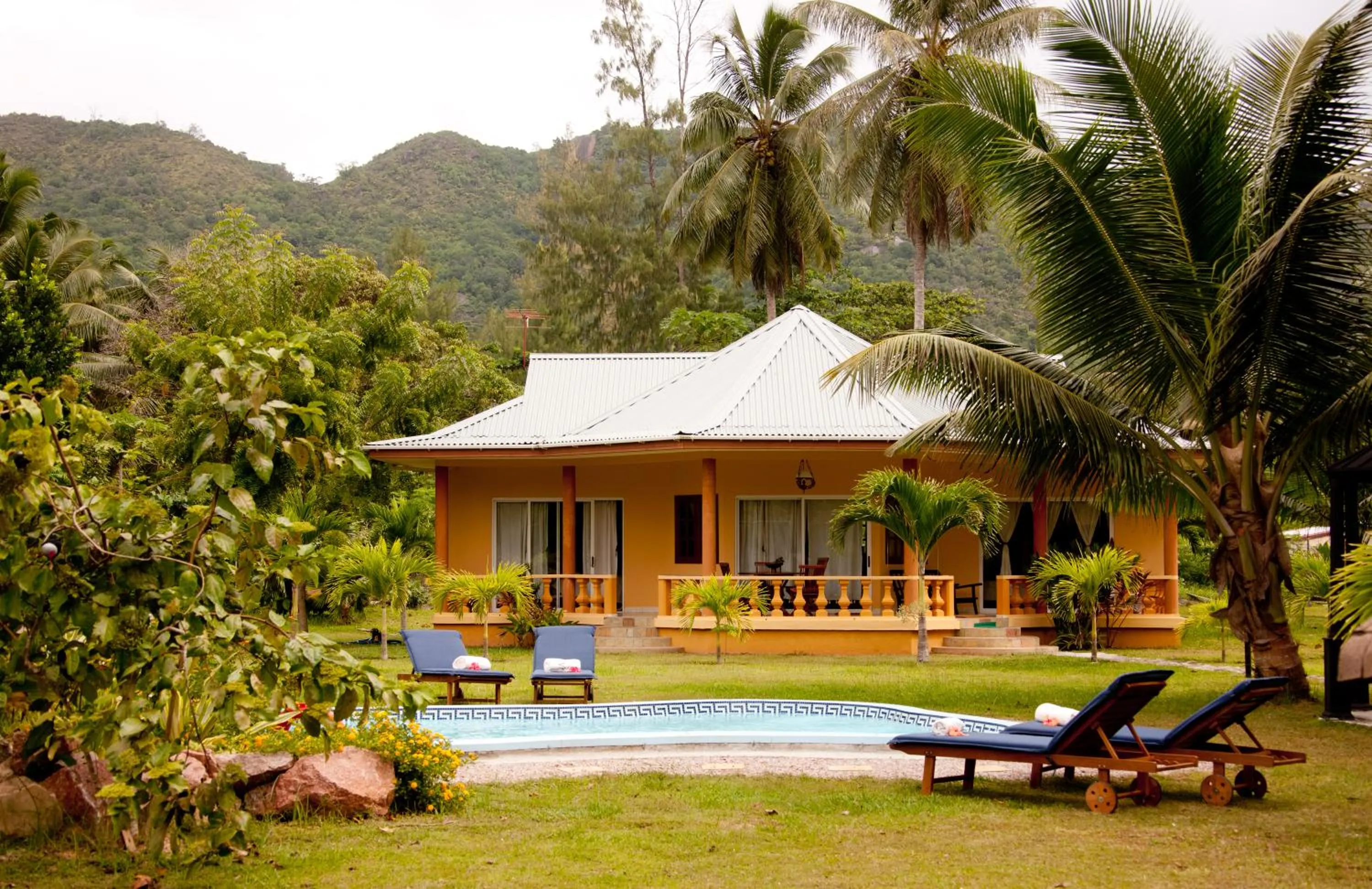 Garden in Villas des Alizes beachfront suites and garden villas