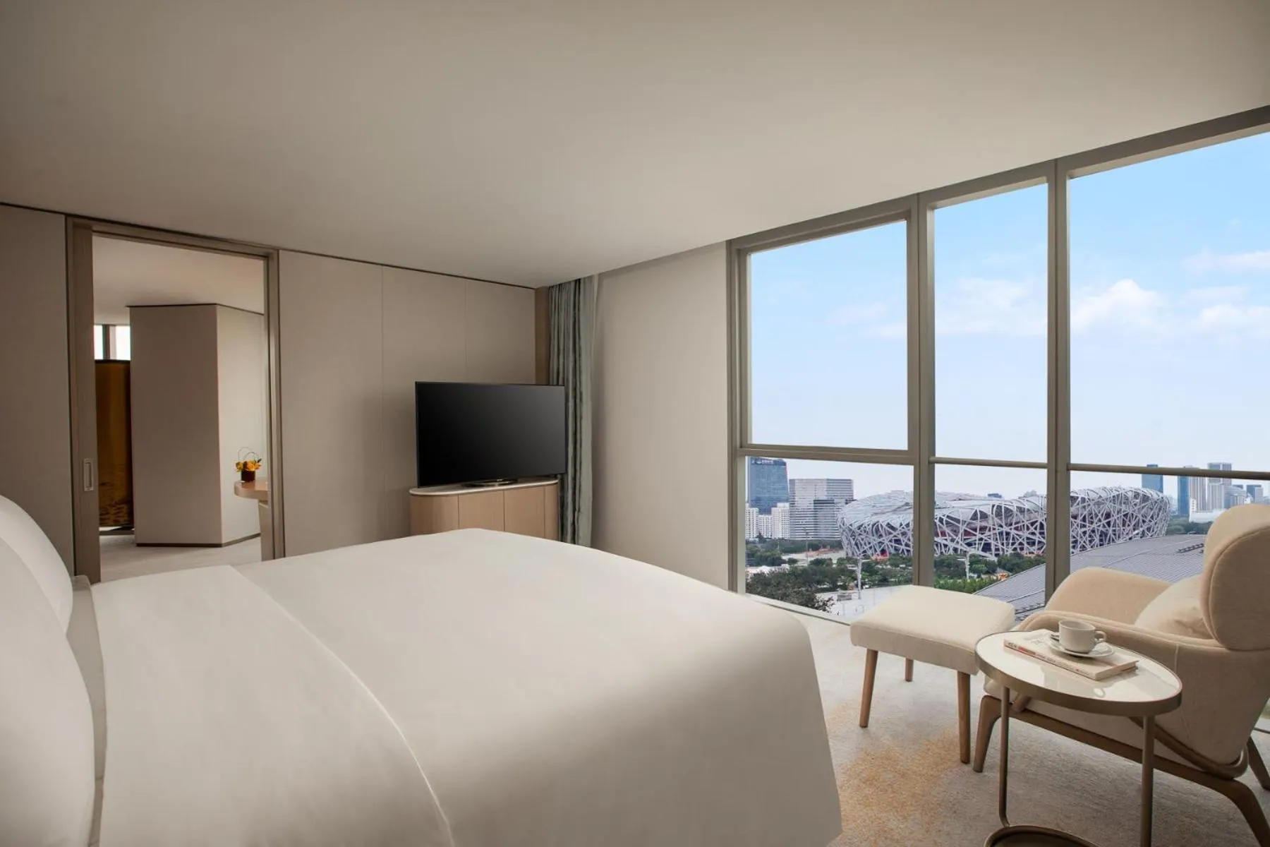 Bed in InterContinental Beijing Beichen by IHG l Walking Distance to Bird's Nest & Water Cube & Metro Station l Interconnected with China National Convention Center l Award-winning Club Lounge with Mixologist l Direct Metro Line to Wangfujing
