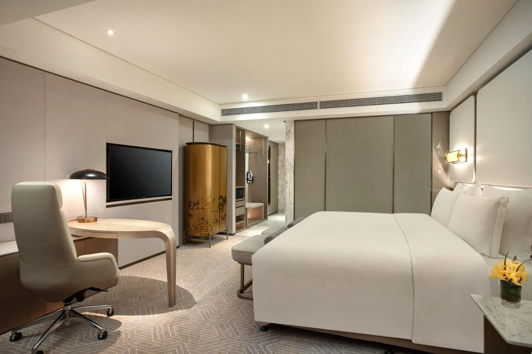 Communal lounge/ TV room, Bed in InterContinental Beijing Beichen by IHG l Walking Distance to Bird's Nest & Water Cube & Metro Station l Interconnected with China National Convention Center l Award-winning Club Lounge with Mixologist l Direct Metro Line to Wangfujing