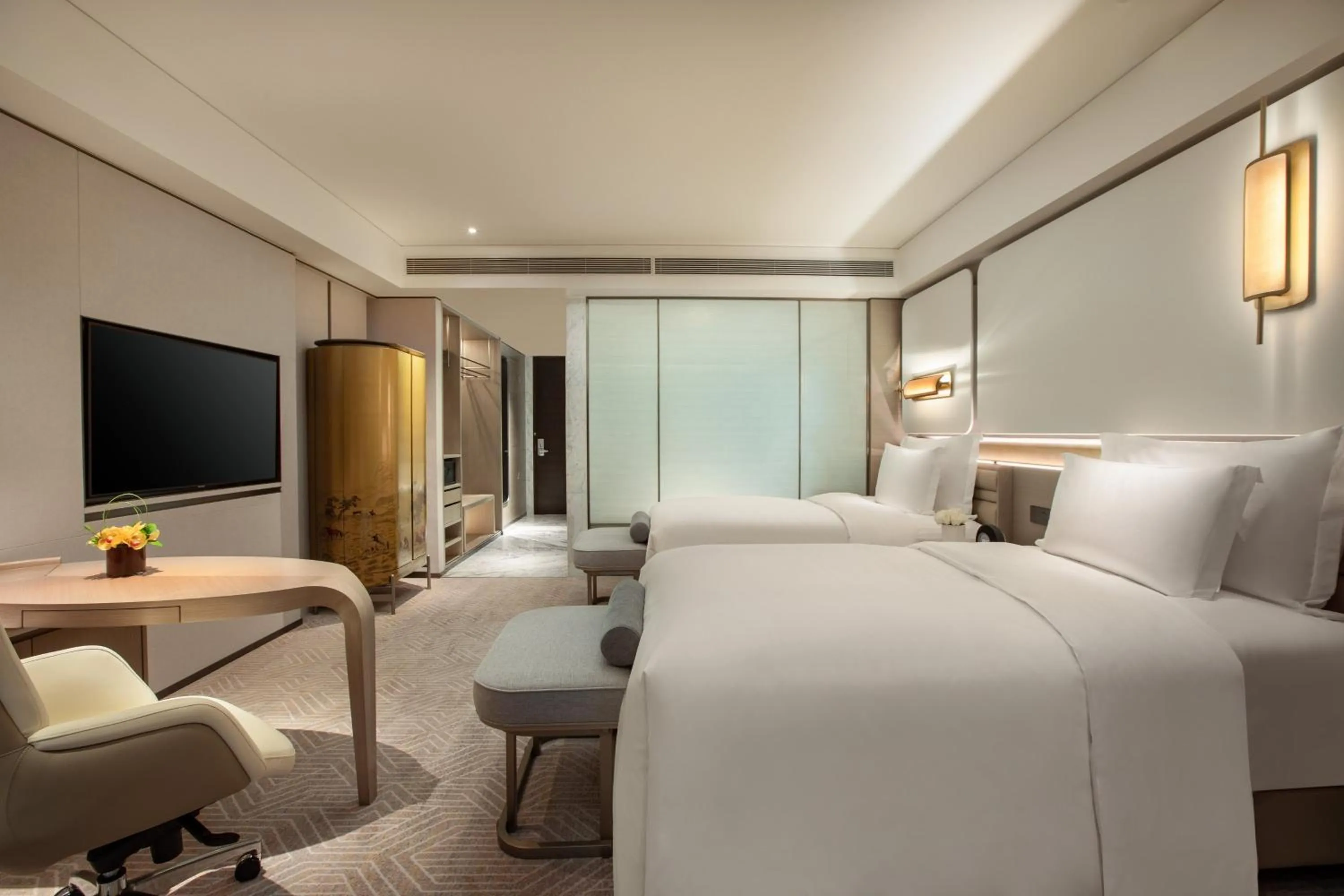 Photo of the whole room, Bed in InterContinental Beijing Beichen by IHG l Walking Distance to Bird's Nest & Water Cube & Metro Station l Interconnected with China National Convention Center l Award-winning Club Lounge with Mixologist l Direct Metro Line to Wangfujing