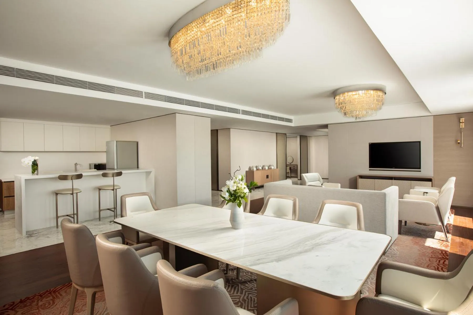 Communal lounge/ TV room in InterContinental Beijing Beichen by IHG l Walking Distance to Bird's Nest & Water Cube & Metro Station l Interconnected with China National Convention Center l Award-winning Club Lounge with Mixologist l Direct Metro Line to Wangfujing