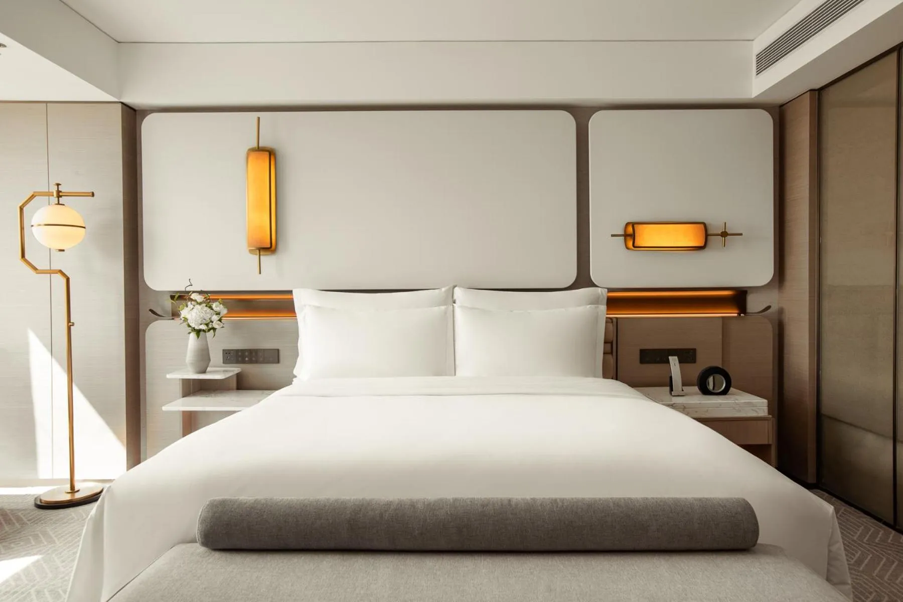 Bed in InterContinental Beijing Beichen by IHG l Walking Distance to Bird's Nest & Water Cube & Metro Station l Interconnected with China National Convention Center l Award-winning Club Lounge with Mixologist l Direct Metro Line to Wangfujing