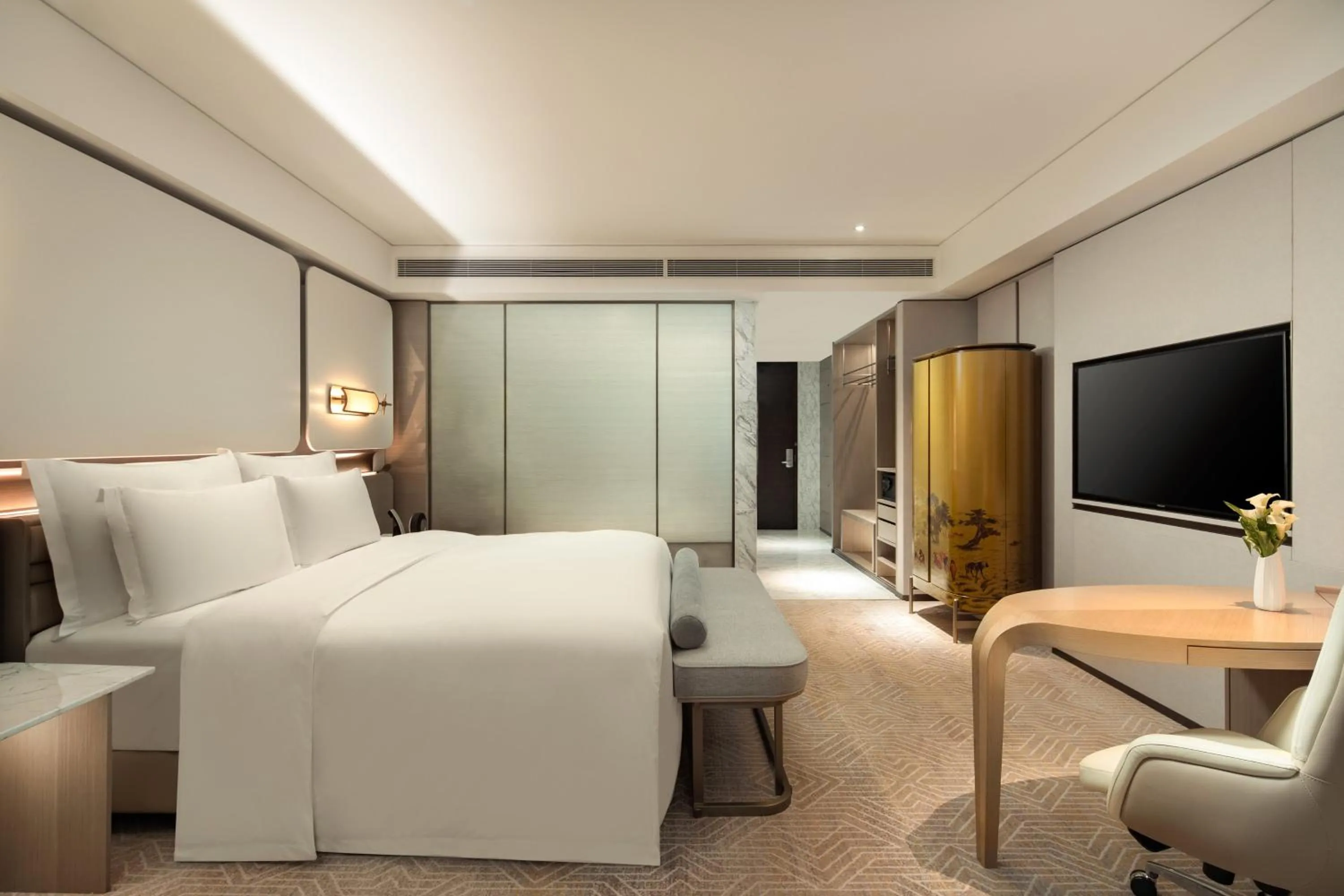 Photo of the whole room, Bed in InterContinental Beijing Beichen by IHG l Walking Distance to Bird's Nest & Water Cube & Metro Station l Interconnected with China National Convention Center l Award-winning Club Lounge with Mixologist l Direct Metro Line to Wangfujing