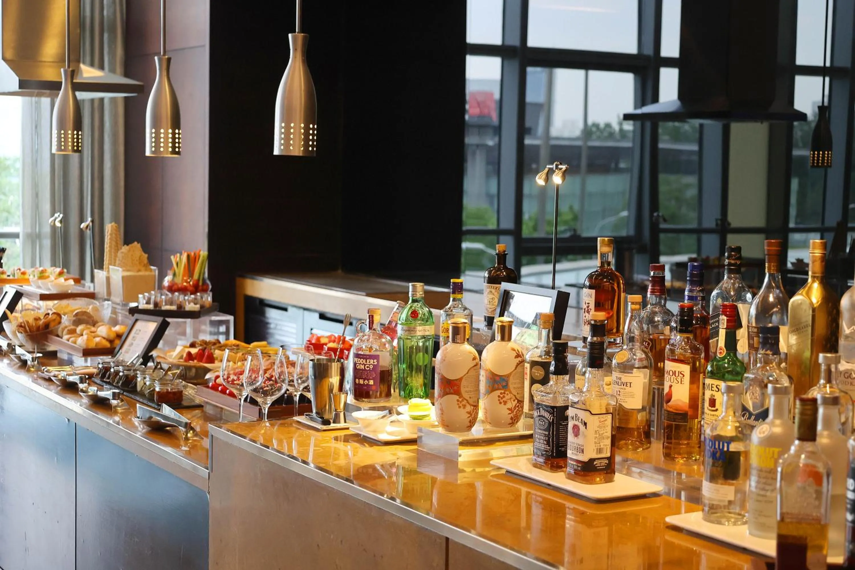 Lounge or bar in InterContinental Beijing Beichen by IHG l Walking Distance to Bird's Nest & Water Cube & Metro Station l Interconnected with China National Convention Center l Award-winning Club Lounge with Mixologist l Direct Metro Line to Wangfujing