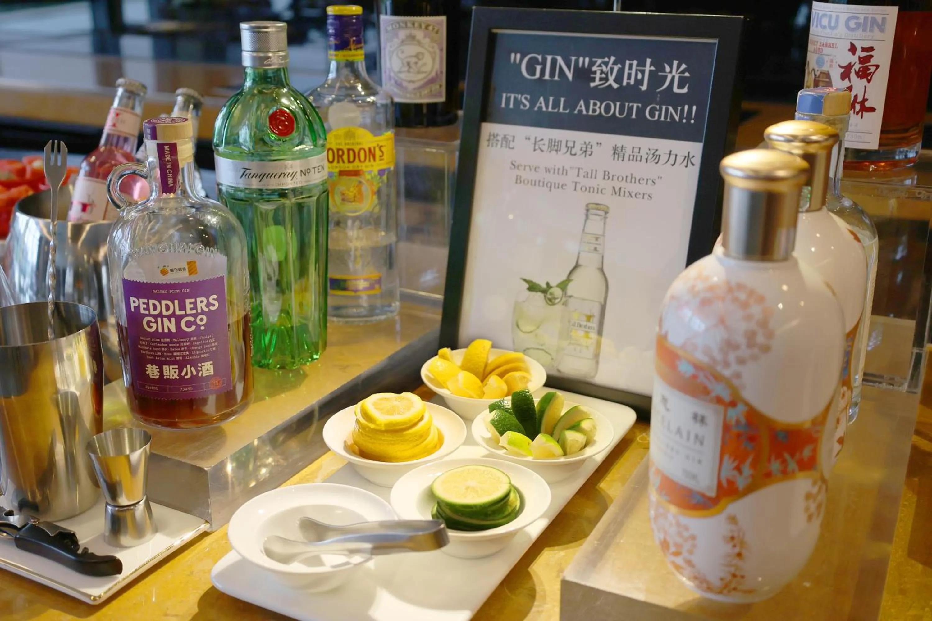 Lounge or bar in InterContinental Beijing Beichen by IHG l Walking Distance to Bird's Nest & Water Cube & Metro Station l Interconnected with China National Convention Center l Award-winning Club Lounge with Mixologist l Direct Metro Line to Wangfujing