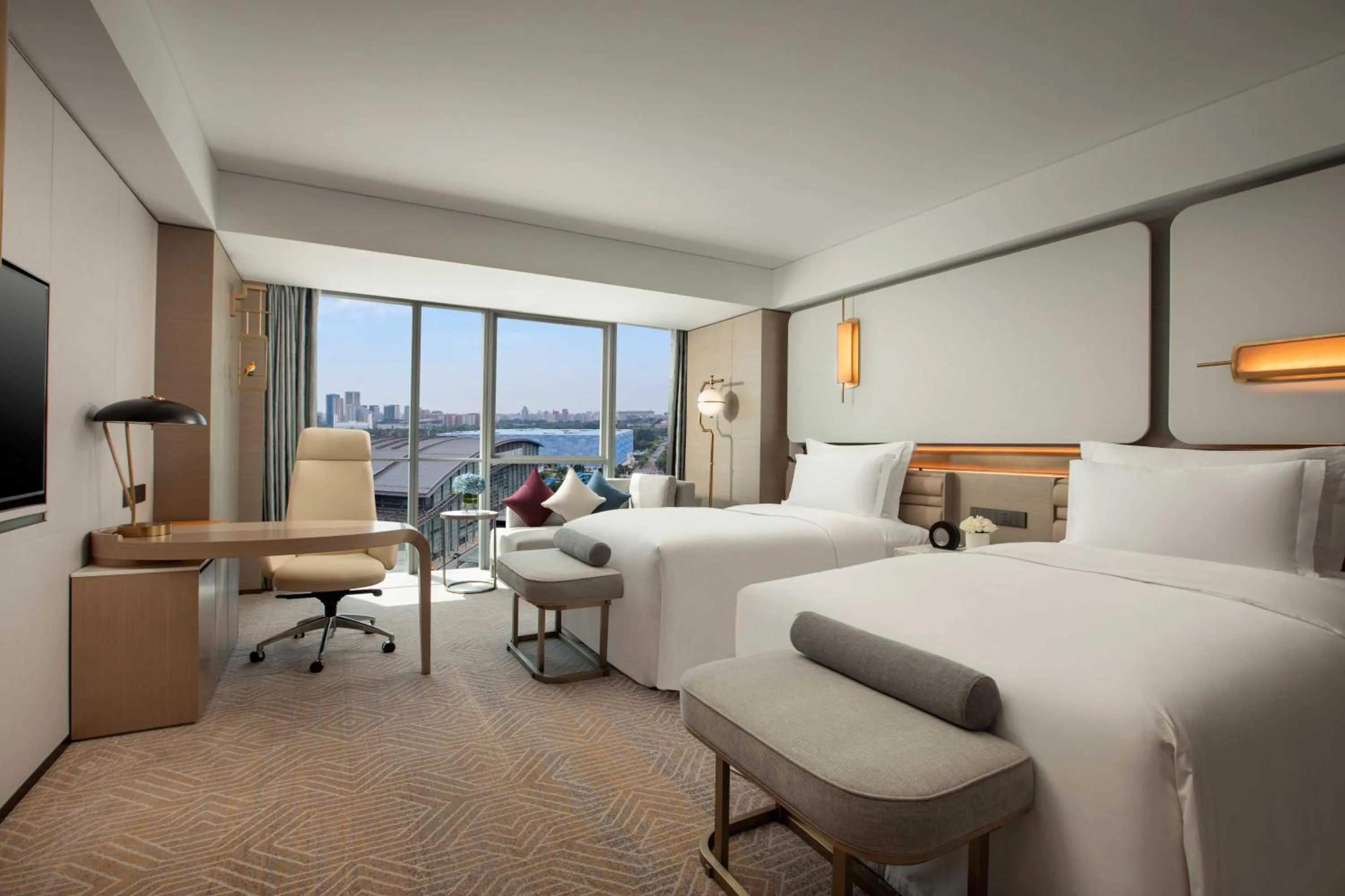 Bed in InterContinental Beijing Beichen by IHG l Walking Distance to Bird's Nest & Water Cube & Metro Station l Interconnected with China National Convention Center l Award-winning Club Lounge with Mixologist l Direct Metro Line to Wangfujing