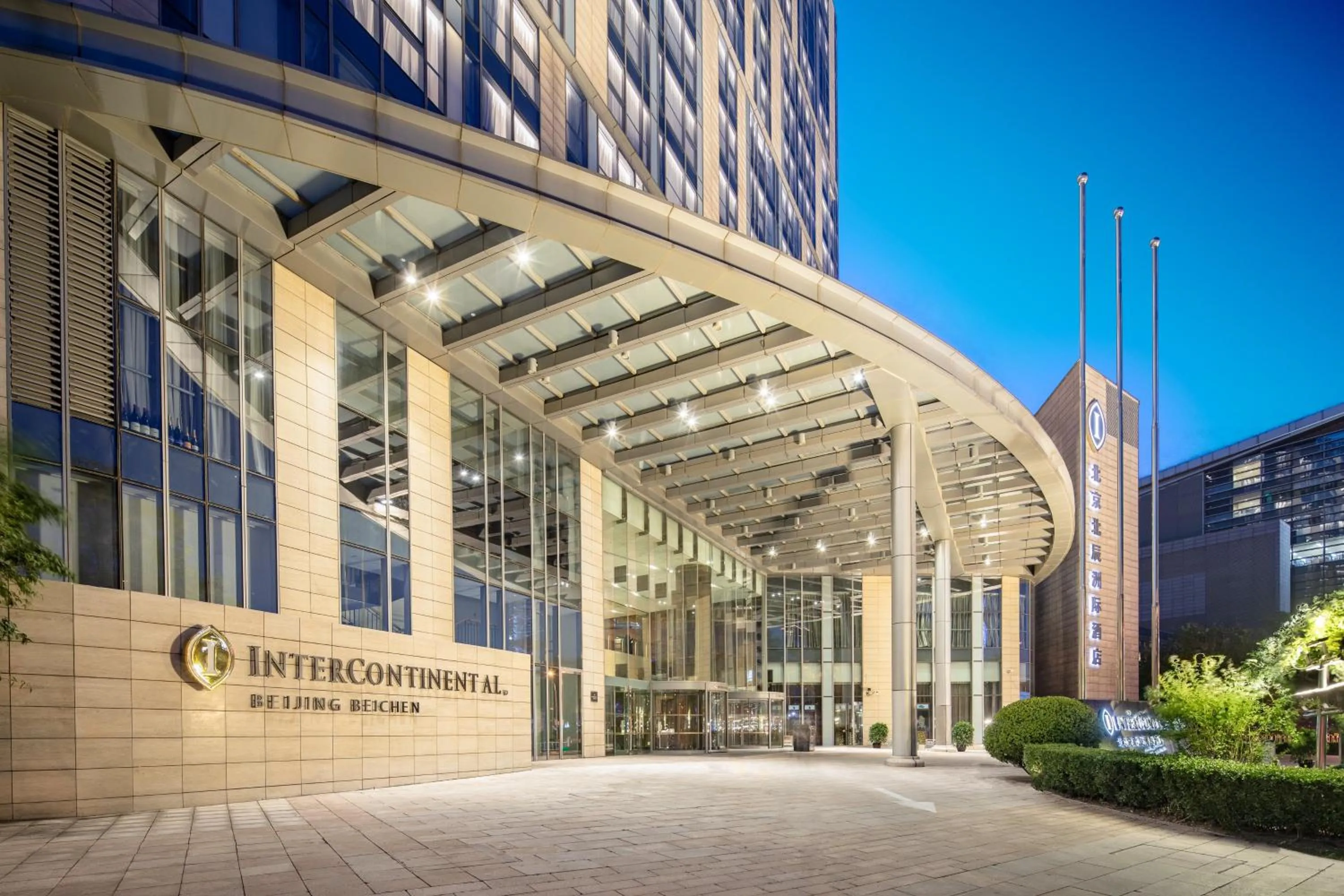 Property building in InterContinental Beijing Beichen by IHG l Walking Distance to Bird's Nest & Water Cube & Metro Station l Interconnected with China National Convention Center l Award-winning Club Lounge with Mixologist l Direct Metro Line to Wangfujing