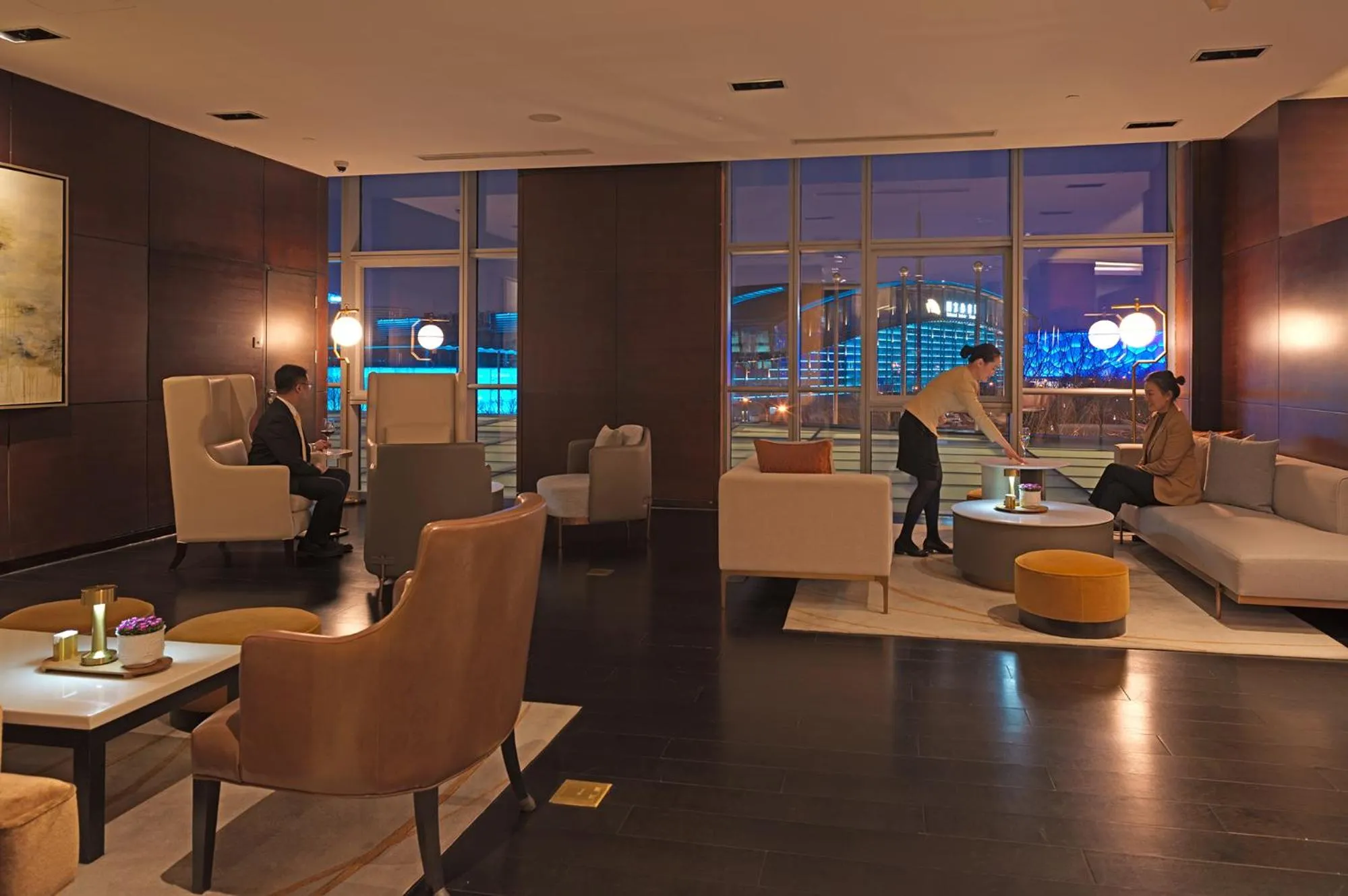 Lounge or bar in InterContinental Beijing Beichen by IHG l Walking Distance to Bird's Nest & Water Cube & Metro Station l Interconnected with China National Convention Center l Award-winning Club Lounge with Mixologist l Direct Metro Line to Wangfujing