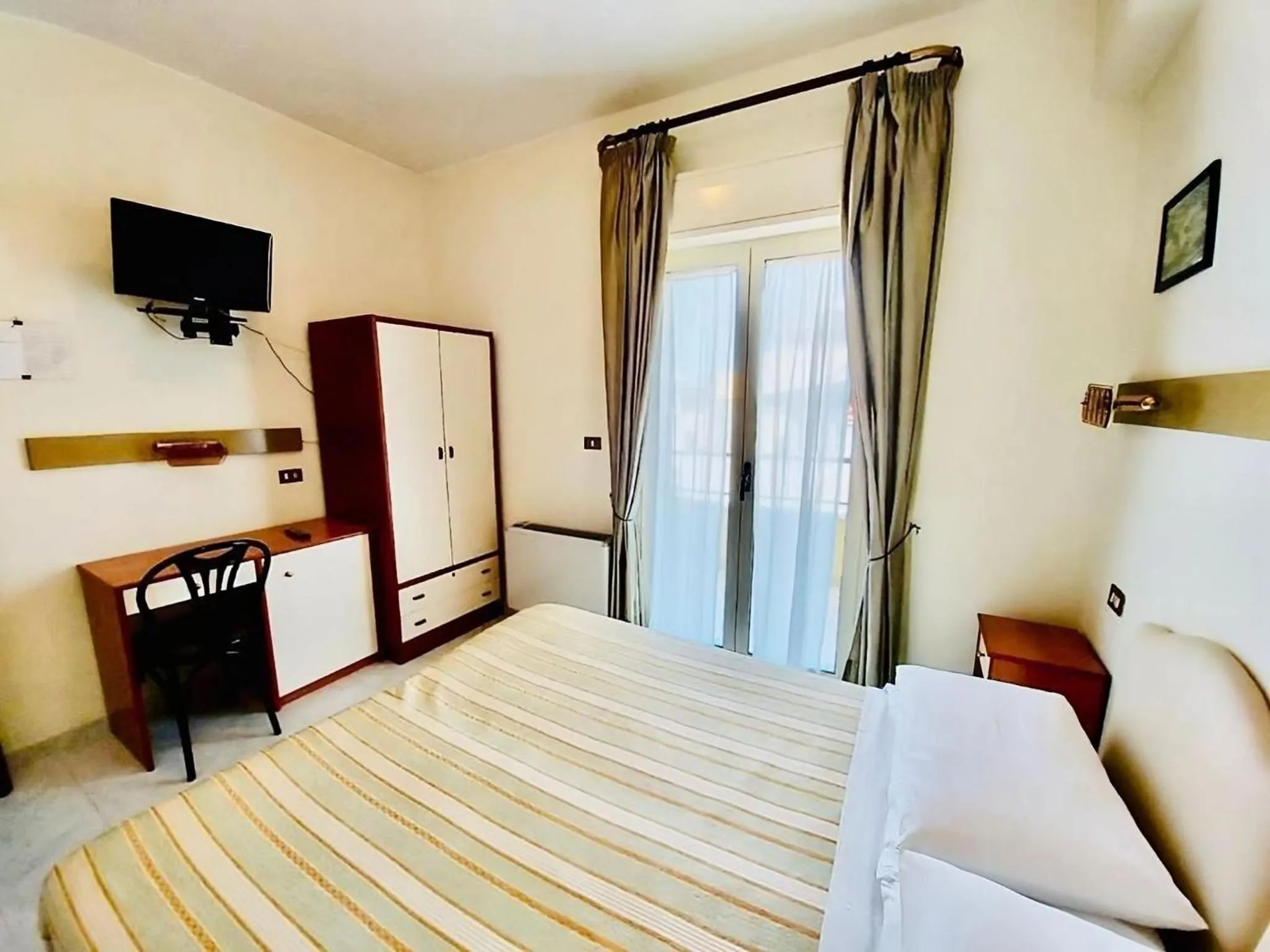 Shower, Bed in Albergo delle Rose
