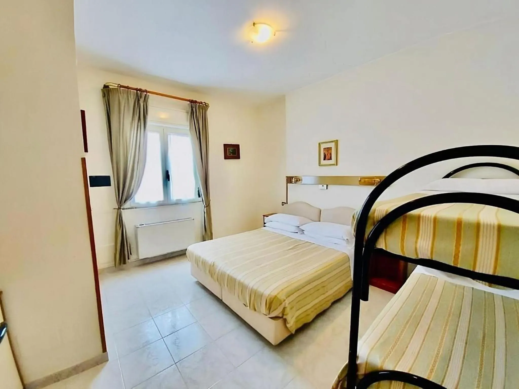 Shower, Bed in Albergo delle Rose