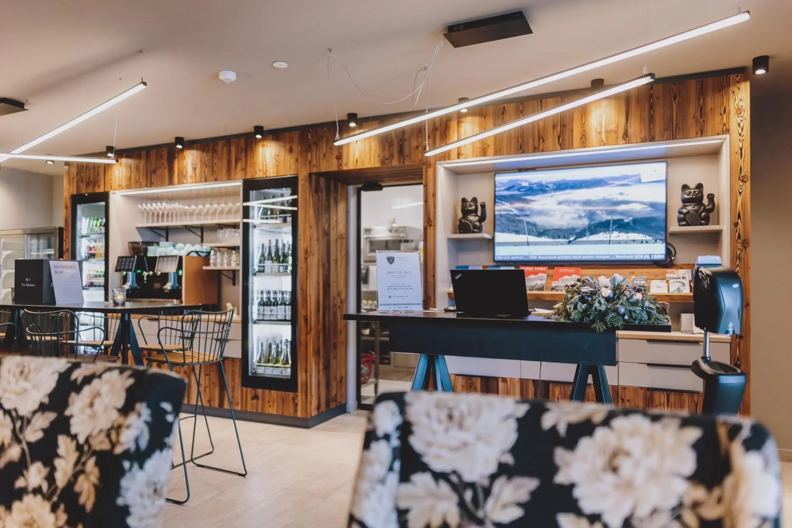 Lobby or reception in Nikolaus by AvenidA Panoramic Wellness Suites Lobby or reception in Nikolaus by AvenidA Panoramic Wellness Suites