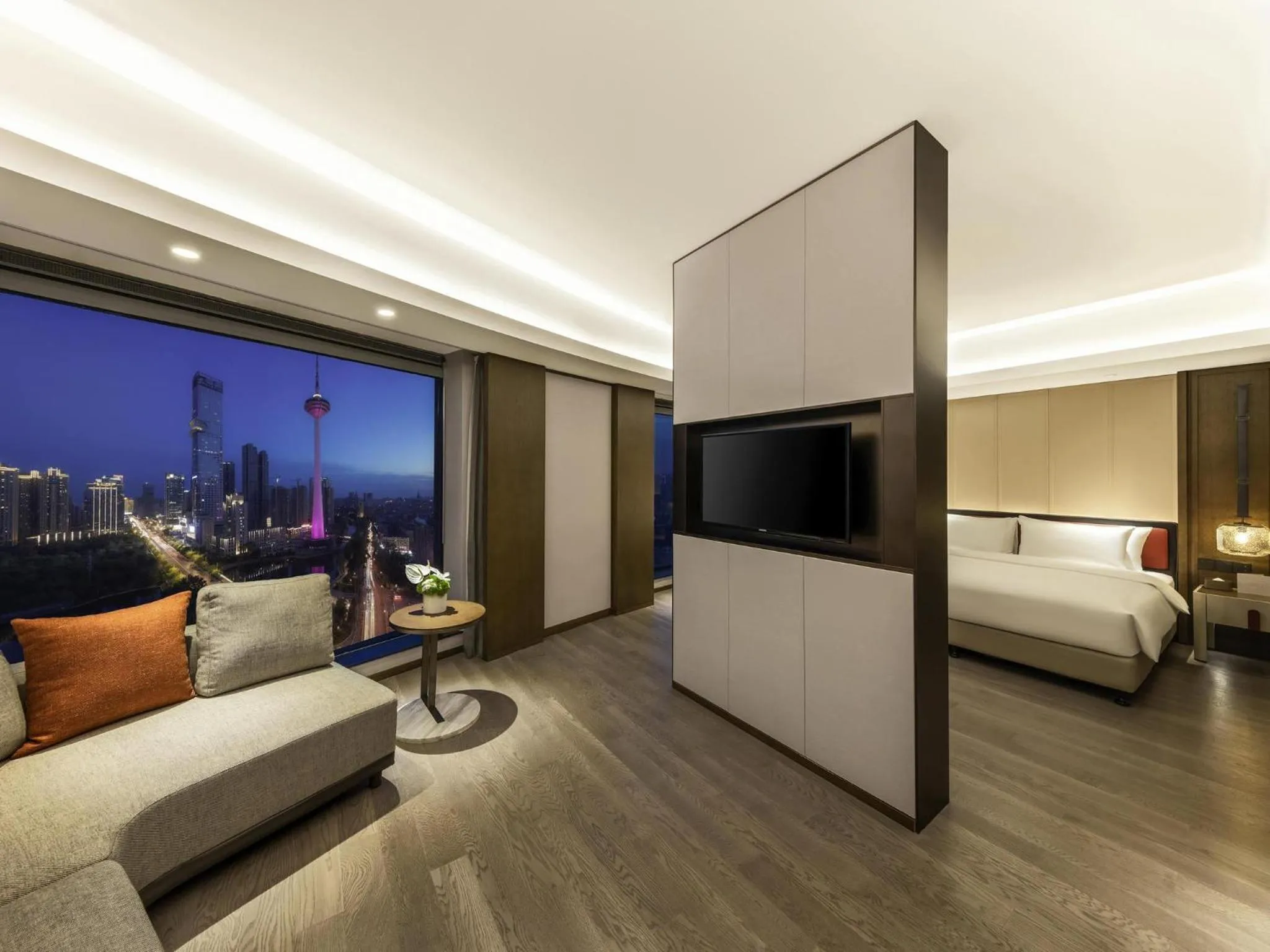 Photo of the whole room, Bed in Swissôtel Shenyang