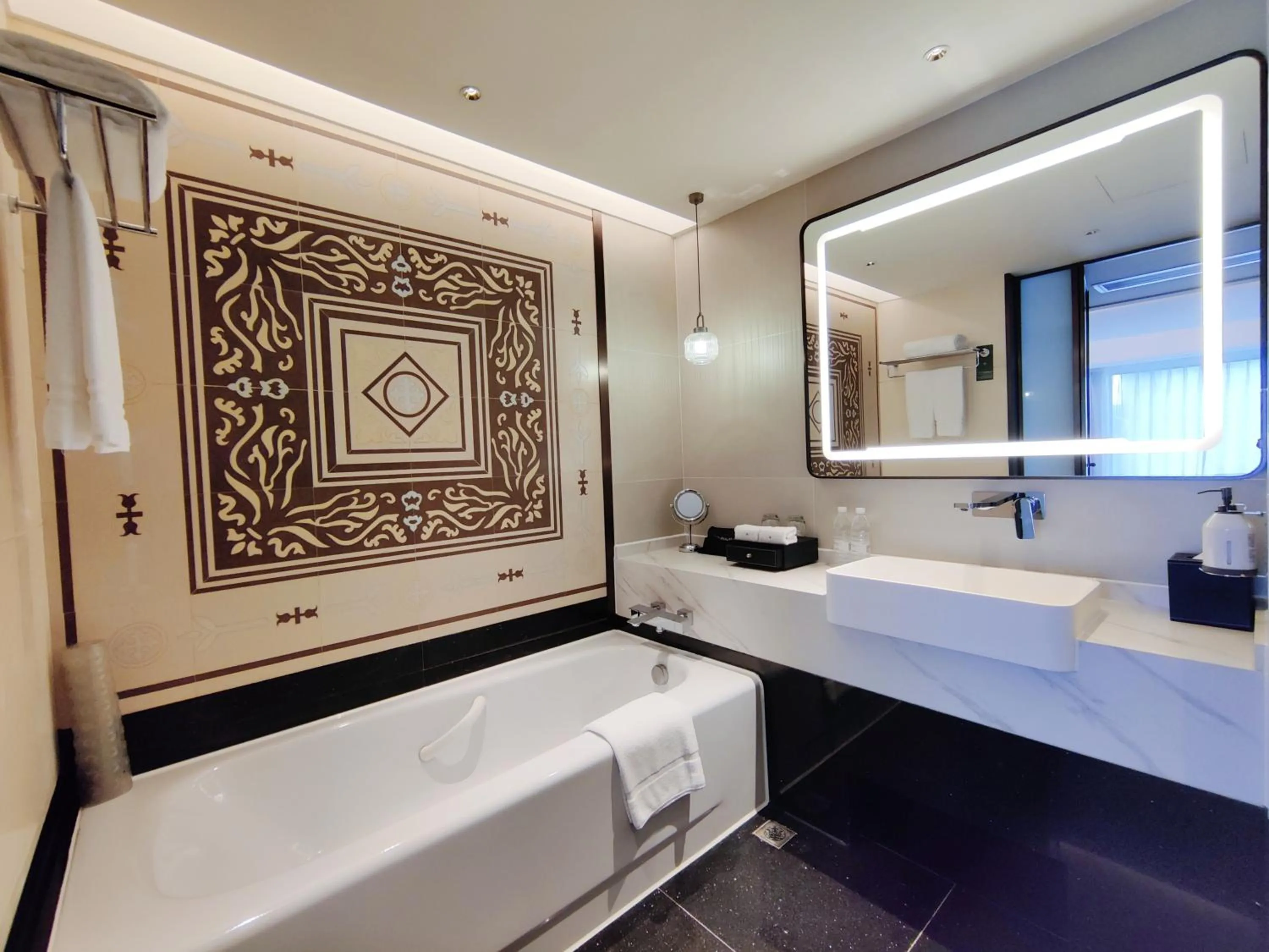 Bathroom, Bed in Swissôtel Shenyang