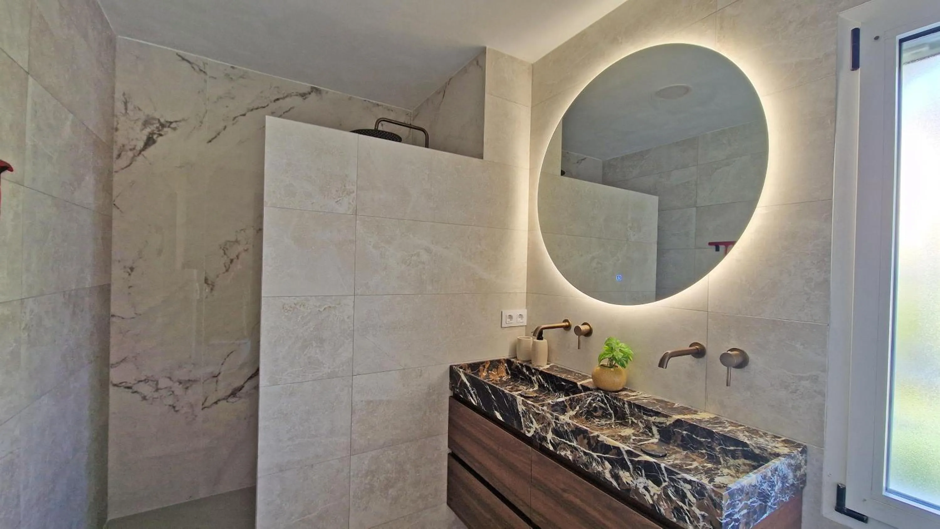 Shower in Villa Charlie