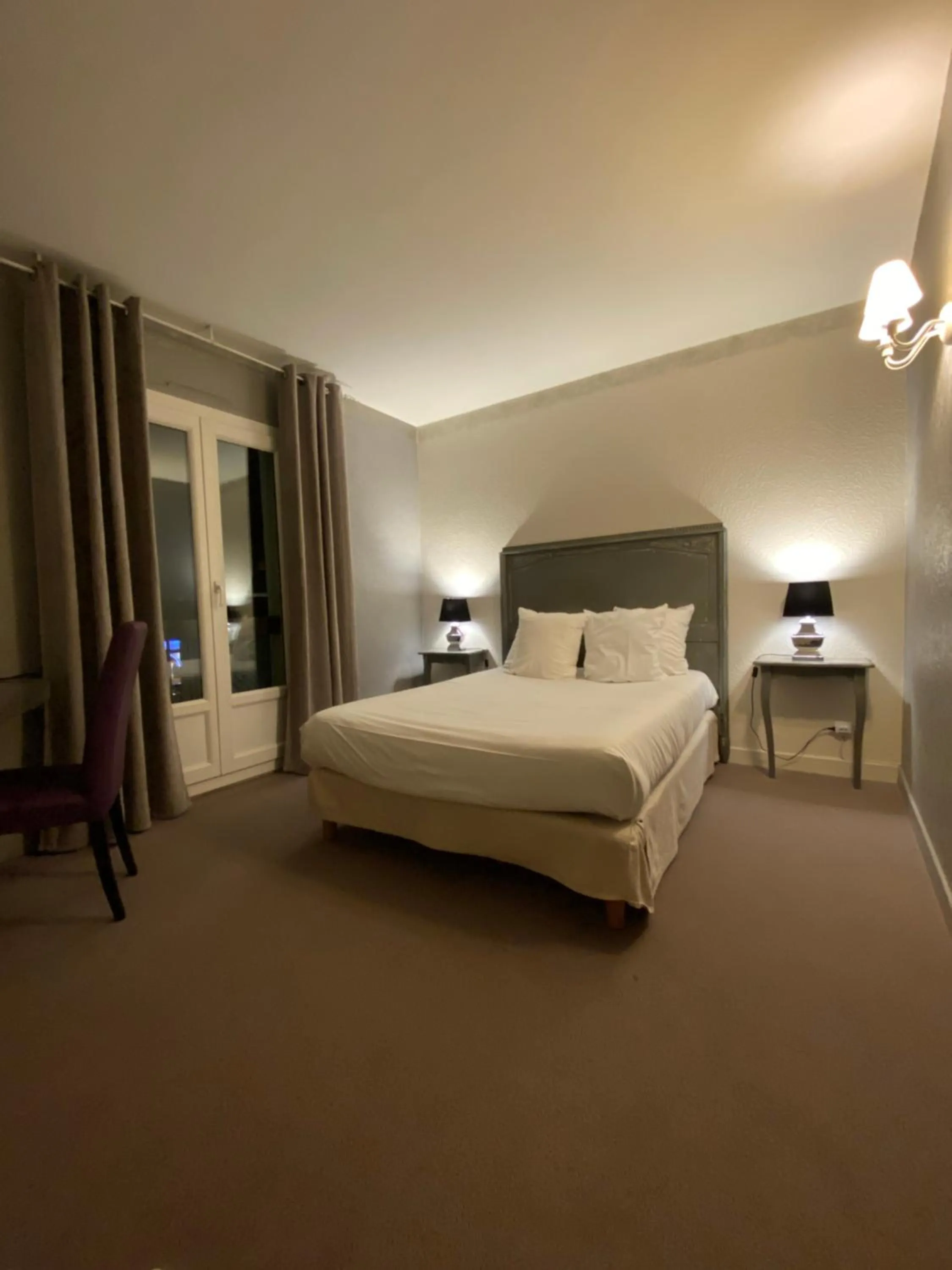 Bedroom, Bed in Logis Hôtel Médiéval, Montélimar Nord