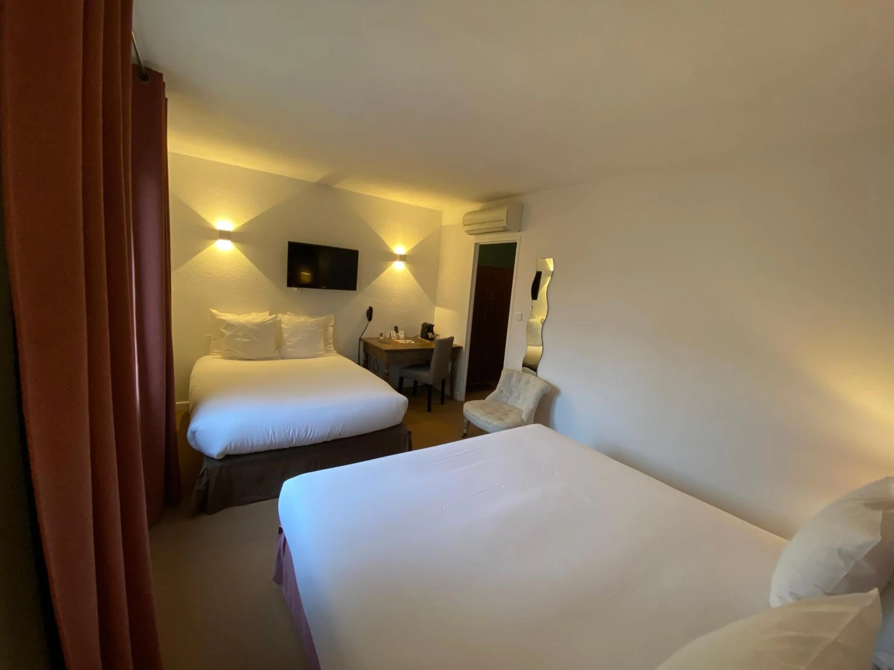 Bedroom, Bed in Logis Hôtel Médiéval, Montélimar Nord