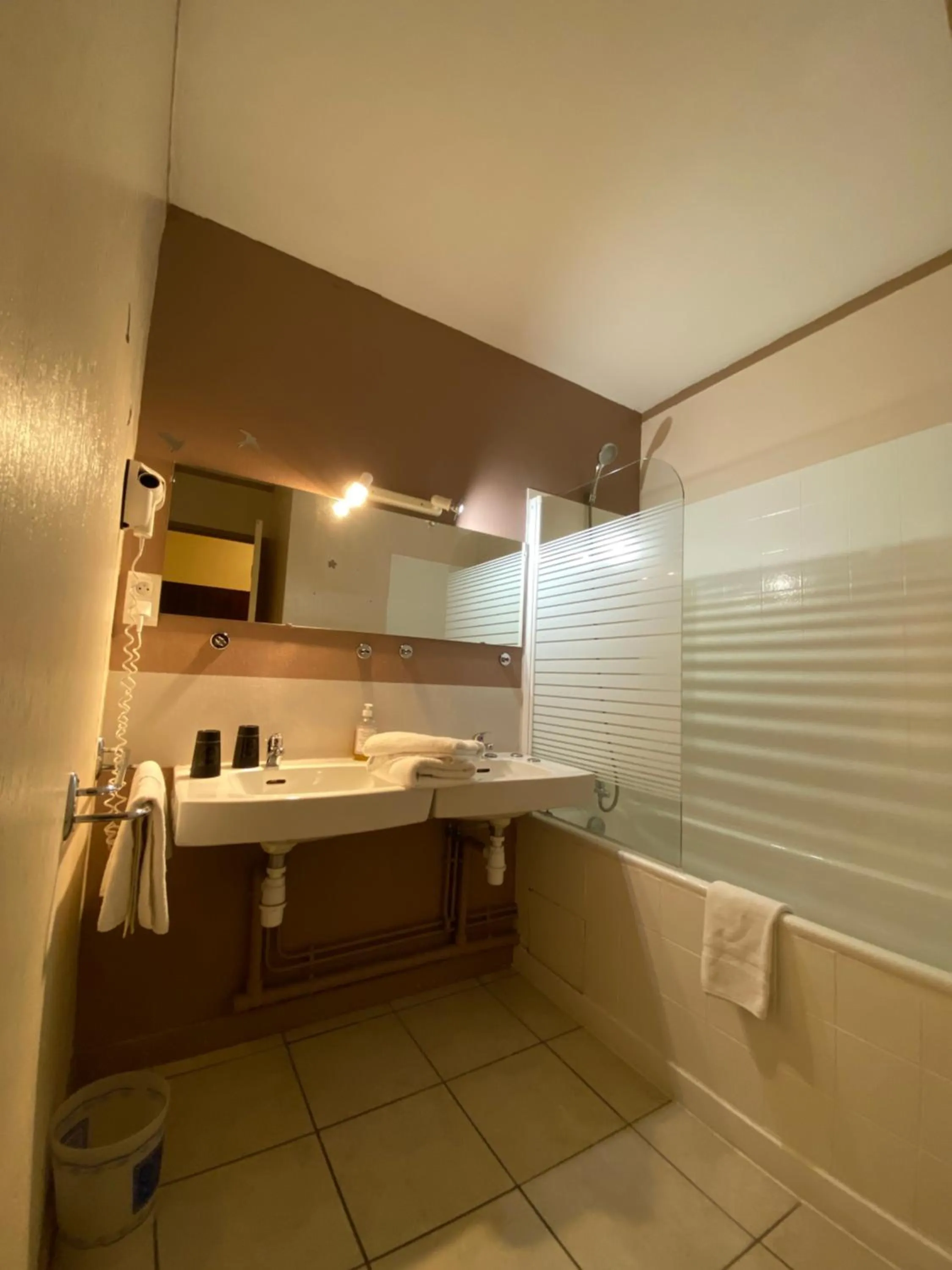 Bathroom in Logis Hôtel Médiéval, Montélimar Nord