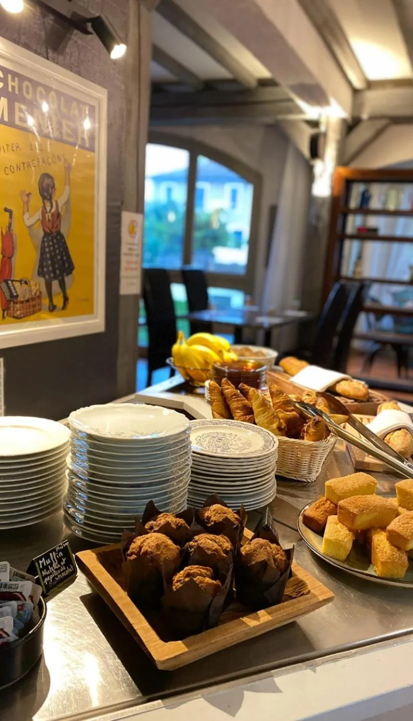 Continental breakfast in Logis Hôtel Médiéval, Montélimar Nord