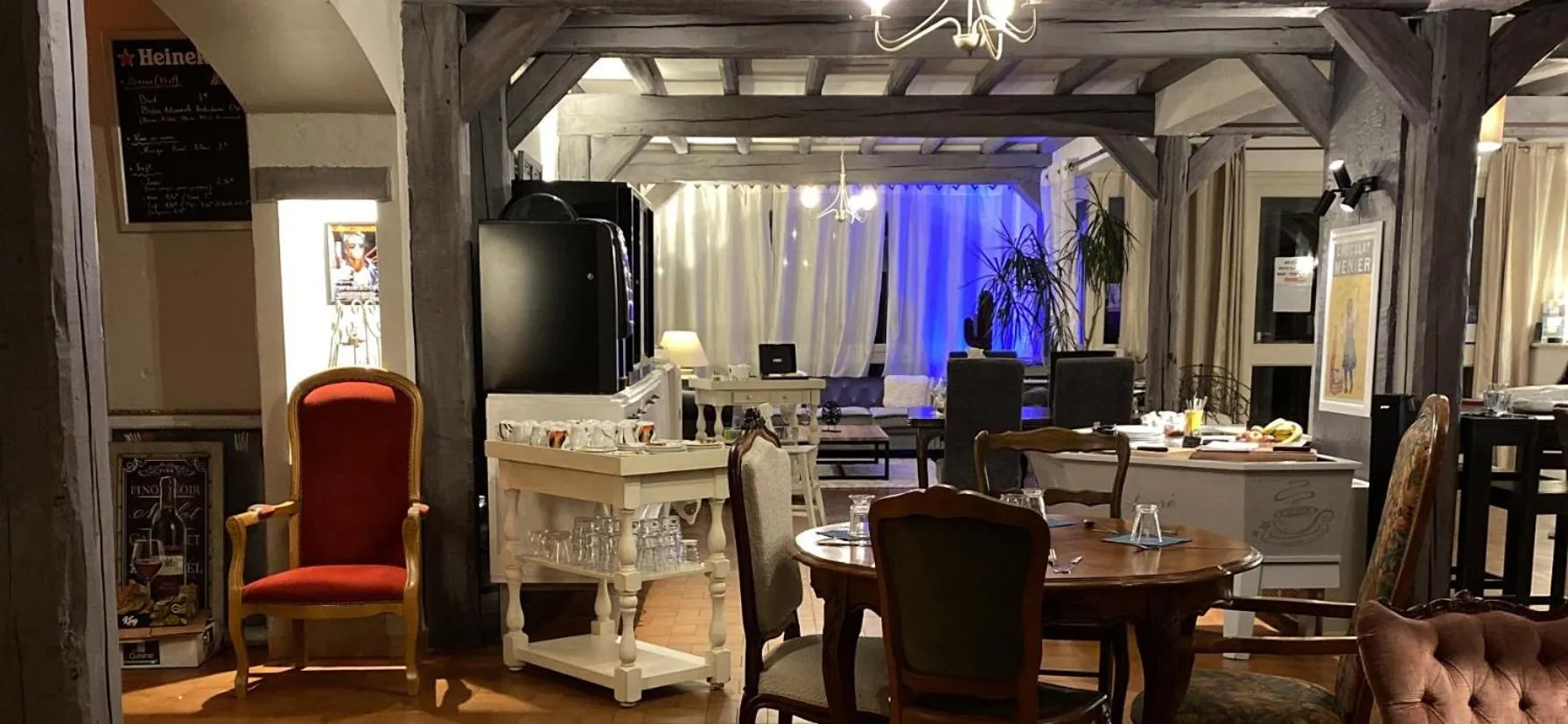 Breakfast in Logis Hôtel Médiéval, Montélimar Nord