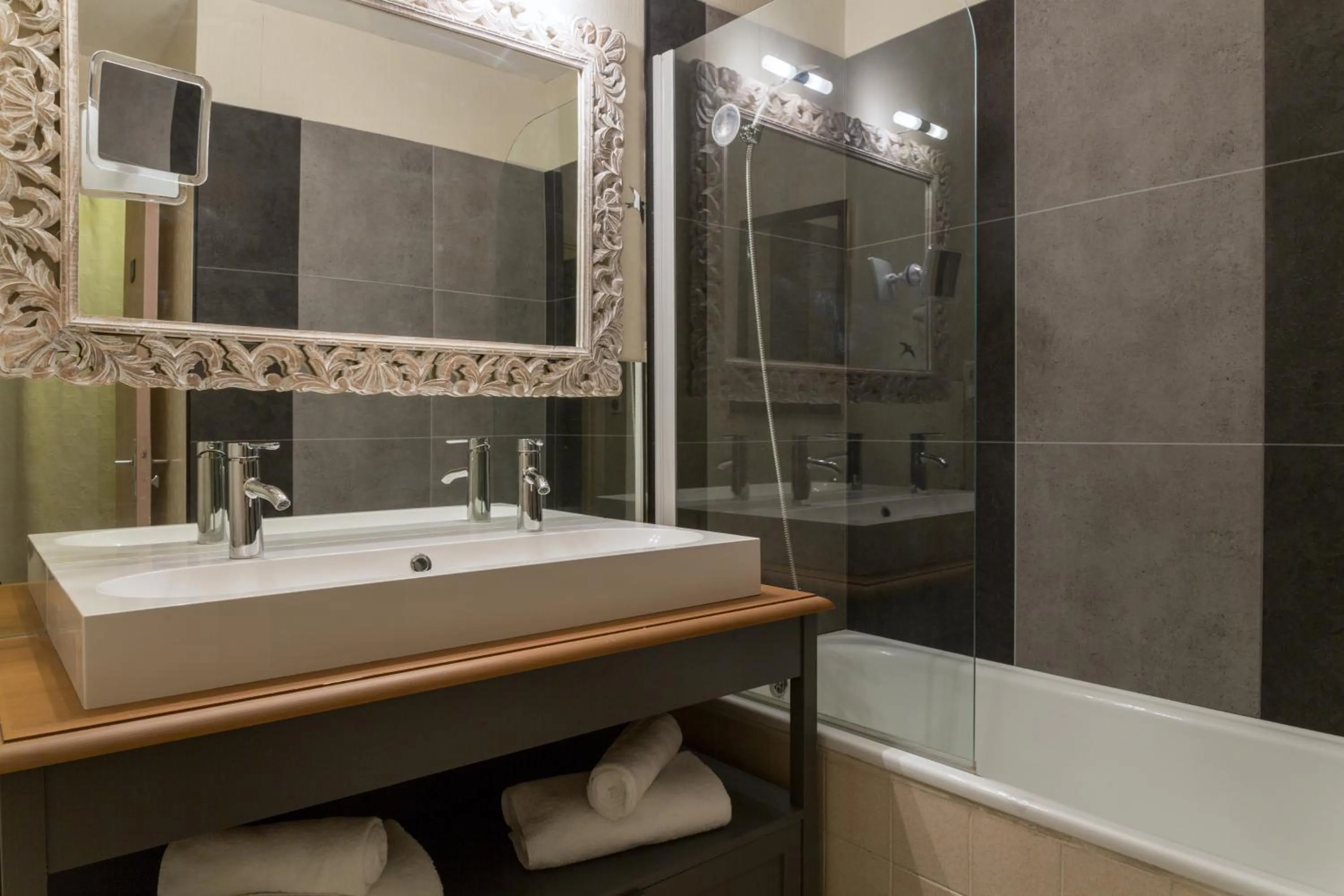 Bathroom in Logis Hôtel Médiéval, Montélimar Nord