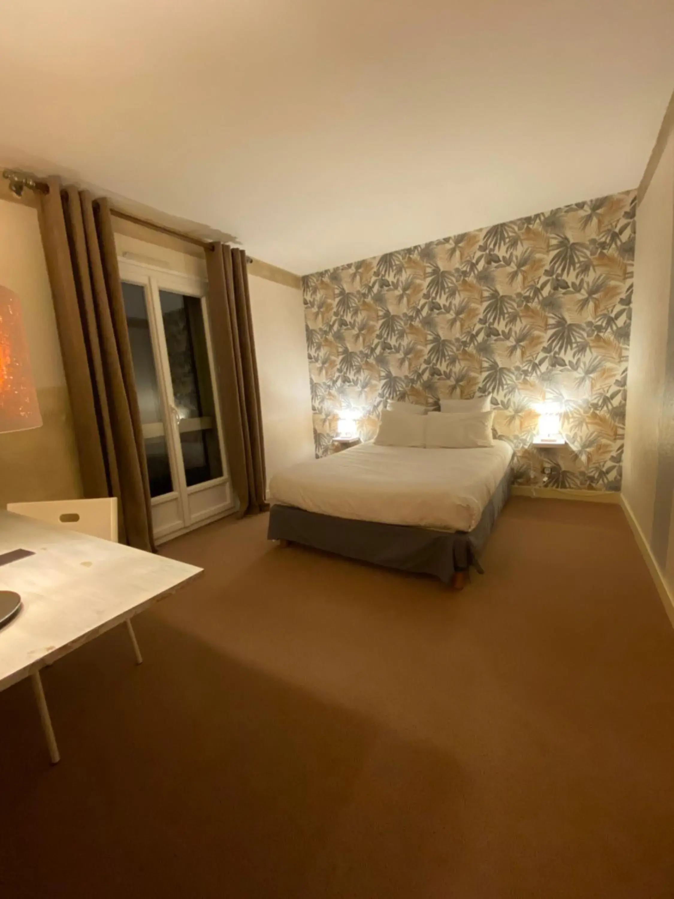 Bedroom, Bed in Logis Hôtel Médiéval, Montélimar Nord Bedroom, Bed in Logis Hôtel Médiéval, Montélimar Nord