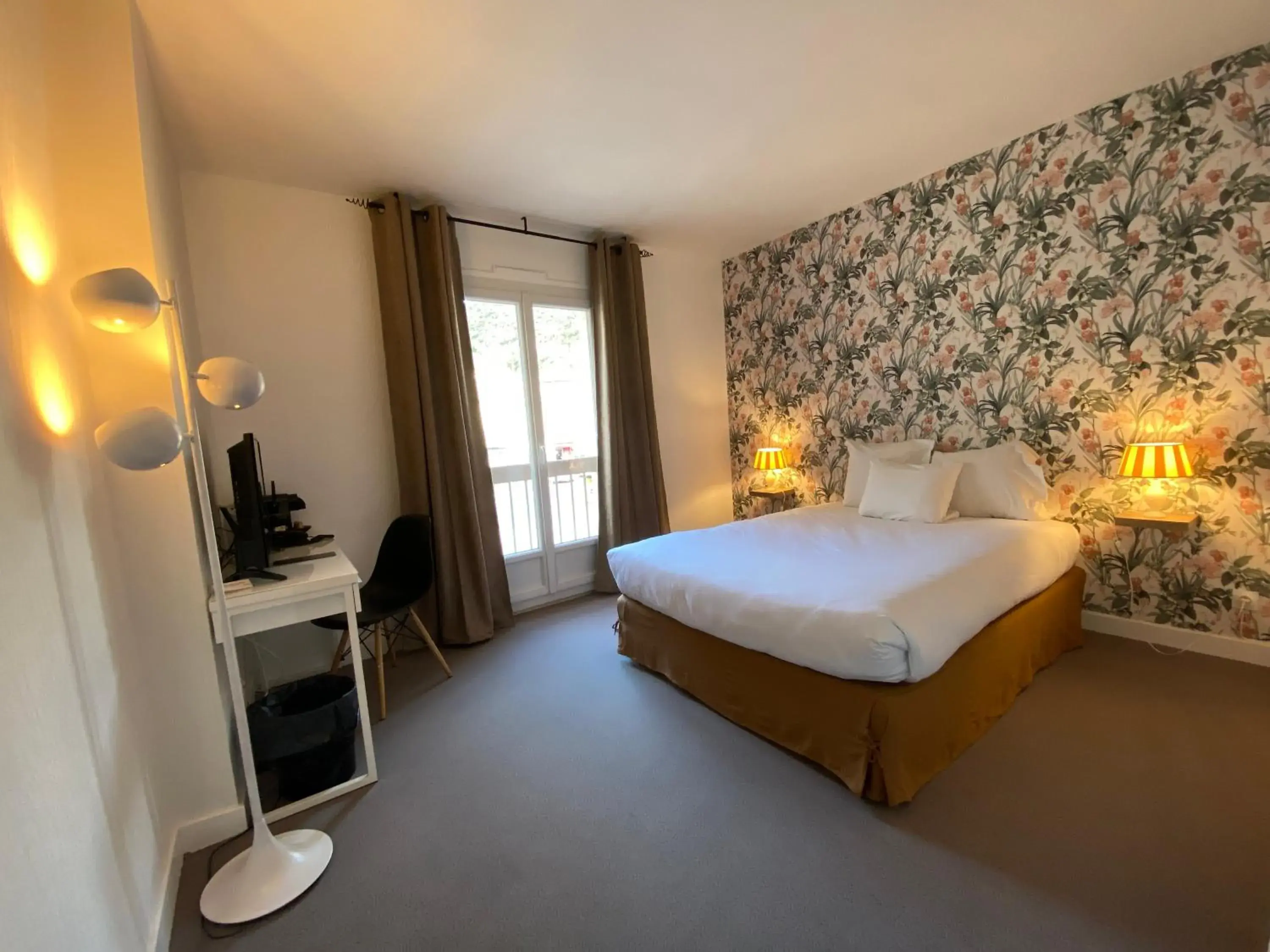 Bedroom, Bed in Logis Hôtel Médiéval, Montélimar Nord Bedroom, Bed in Logis Hôtel Médiéval, Montélimar Nord