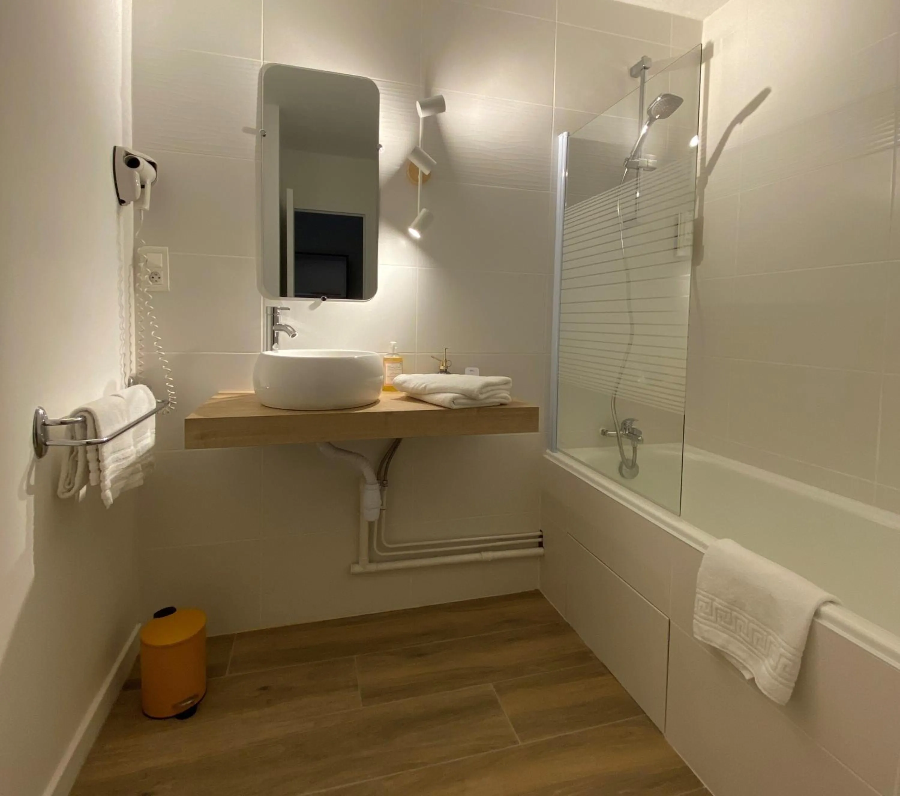 Bathroom in Logis Hôtel Médiéval, Montélimar Nord