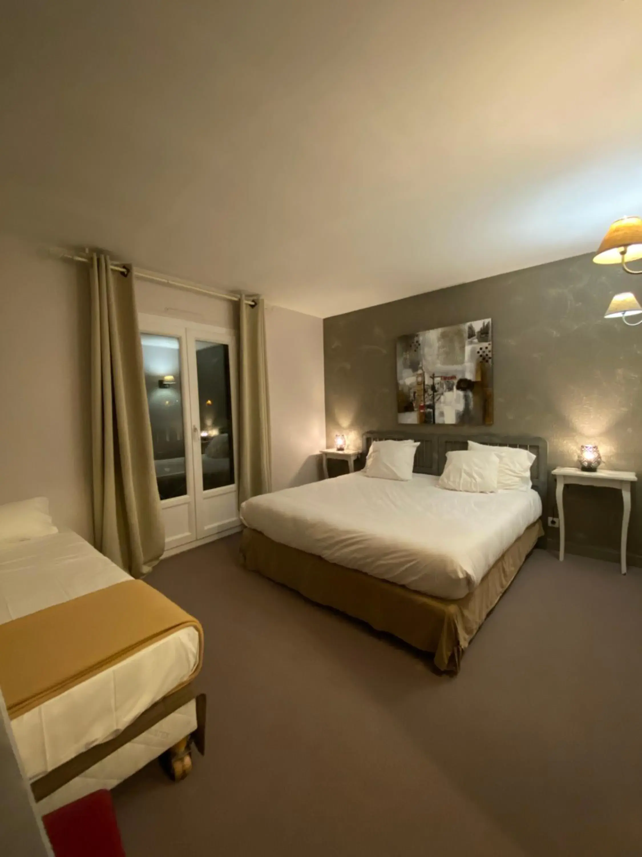 Triple Room with Balcony in Logis Hôtel Médiéval, Montélimar Nord Triple Room with Balcony in Logis Hôtel Médiéval, Montélimar Nord