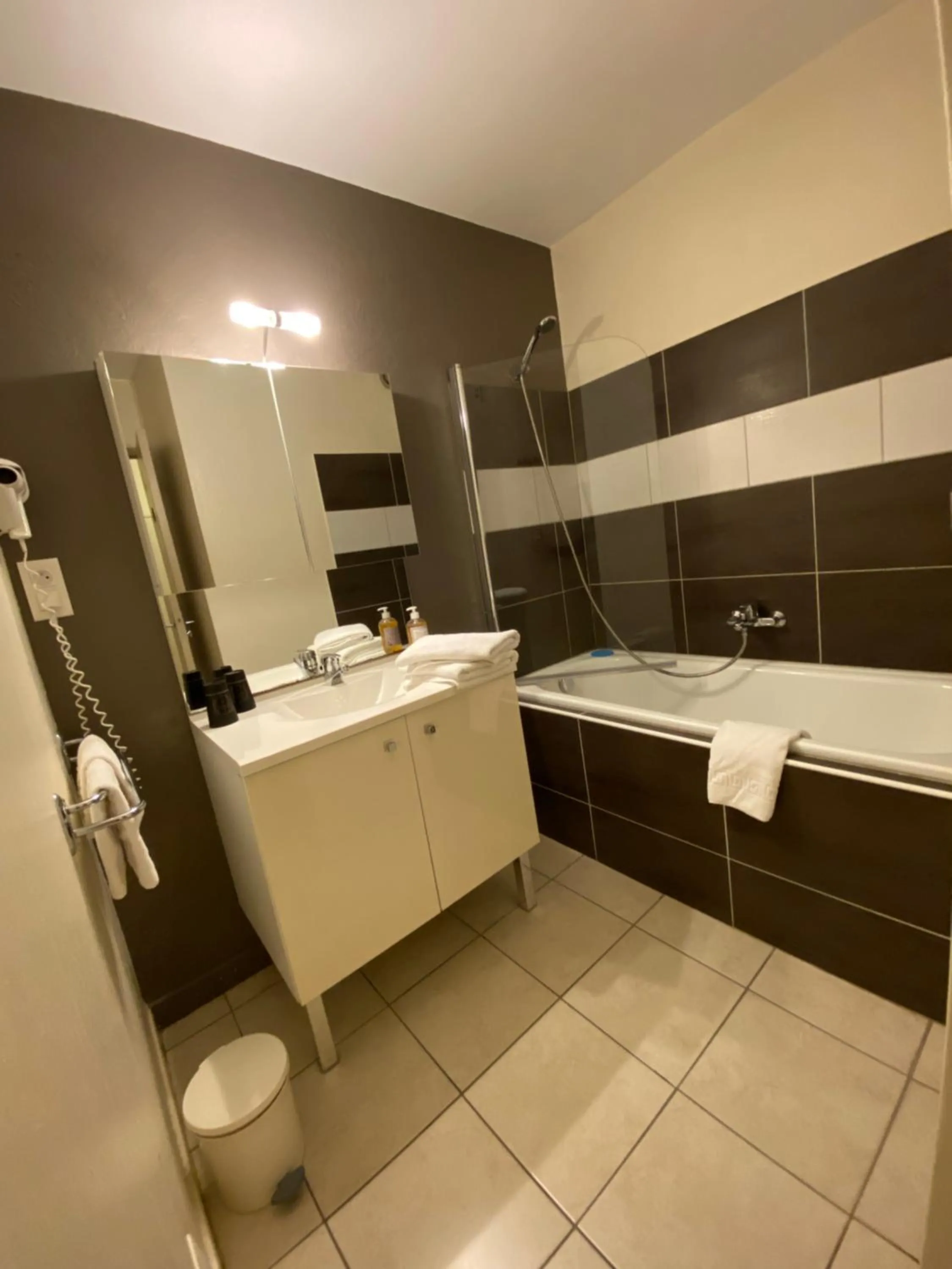 Bathroom in Logis Hôtel Médiéval, Montélimar Nord