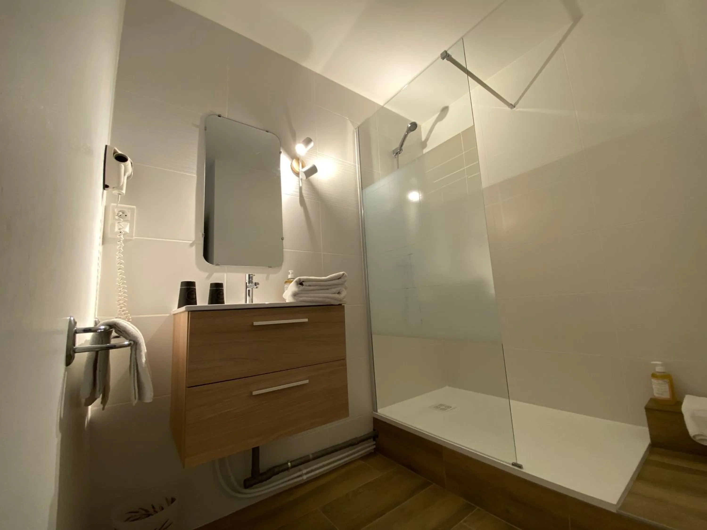 Shower in Logis Hôtel Médiéval, Montélimar Nord