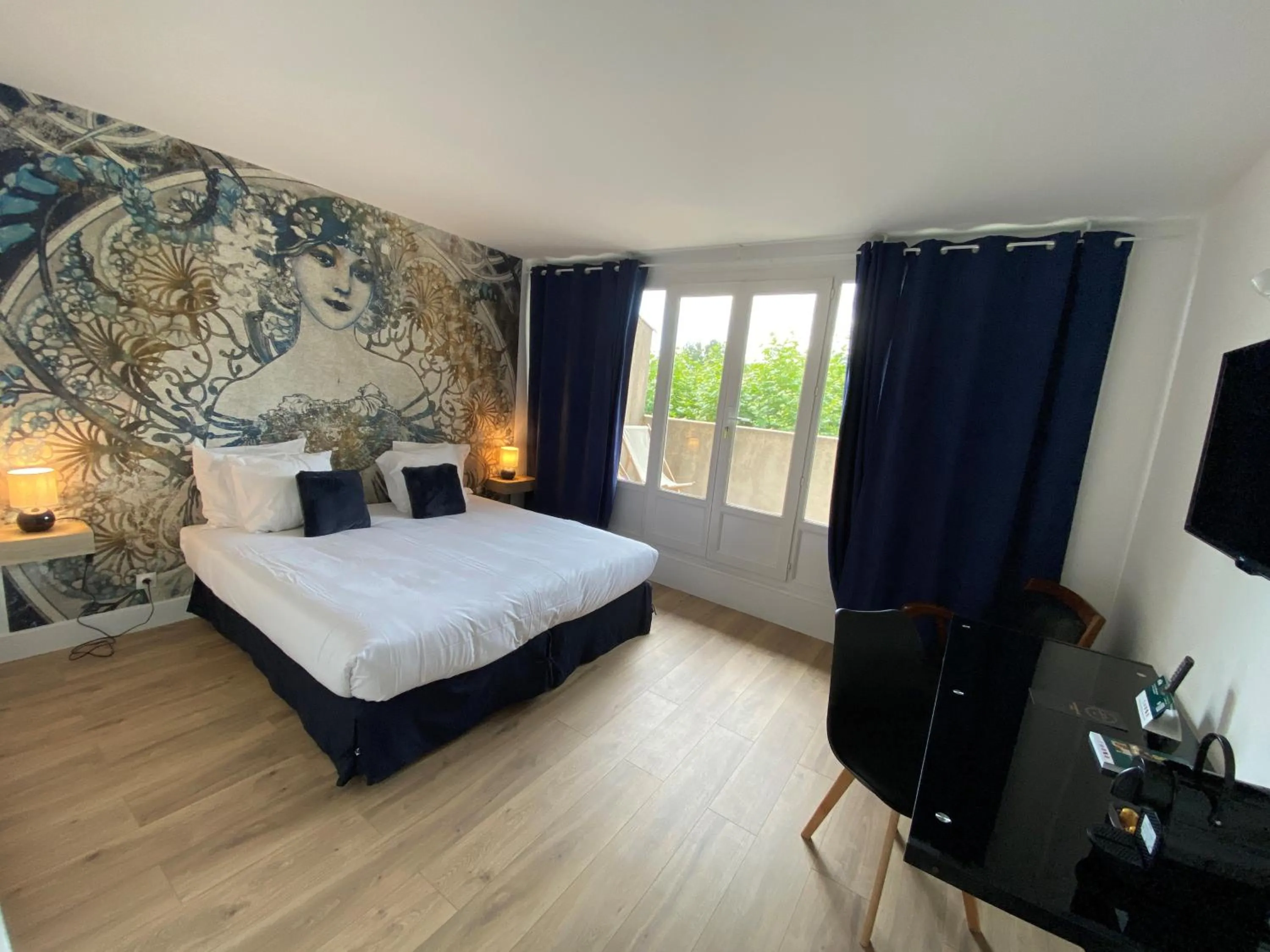 Bedroom, Bed in Logis Hôtel Médiéval, Montélimar Nord